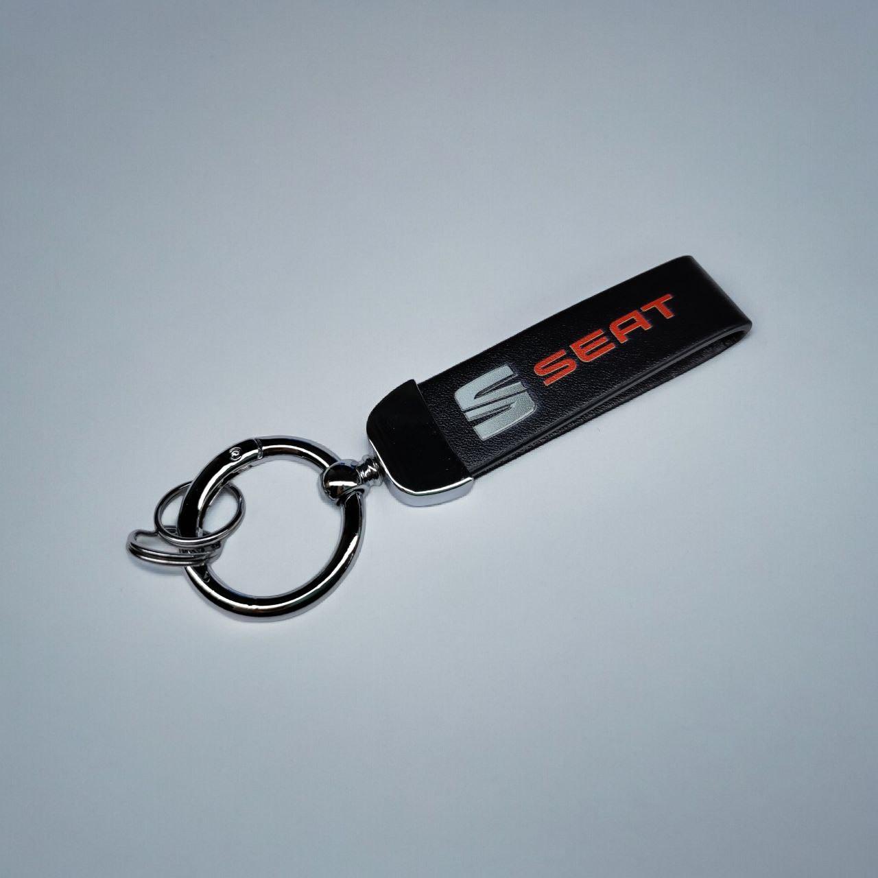 Брелок автомобильный SEAT кожаный с карабином экокожа/металл (2229592663)