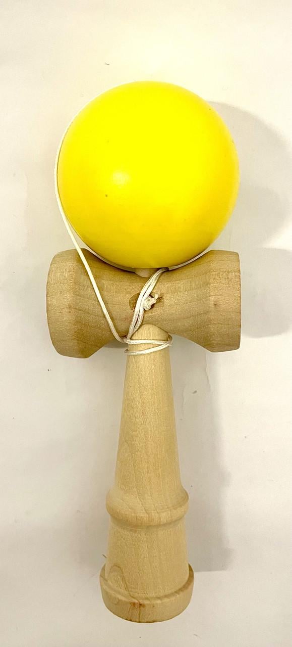 Кендамо дерев'яна з яскравою жовтою кулею