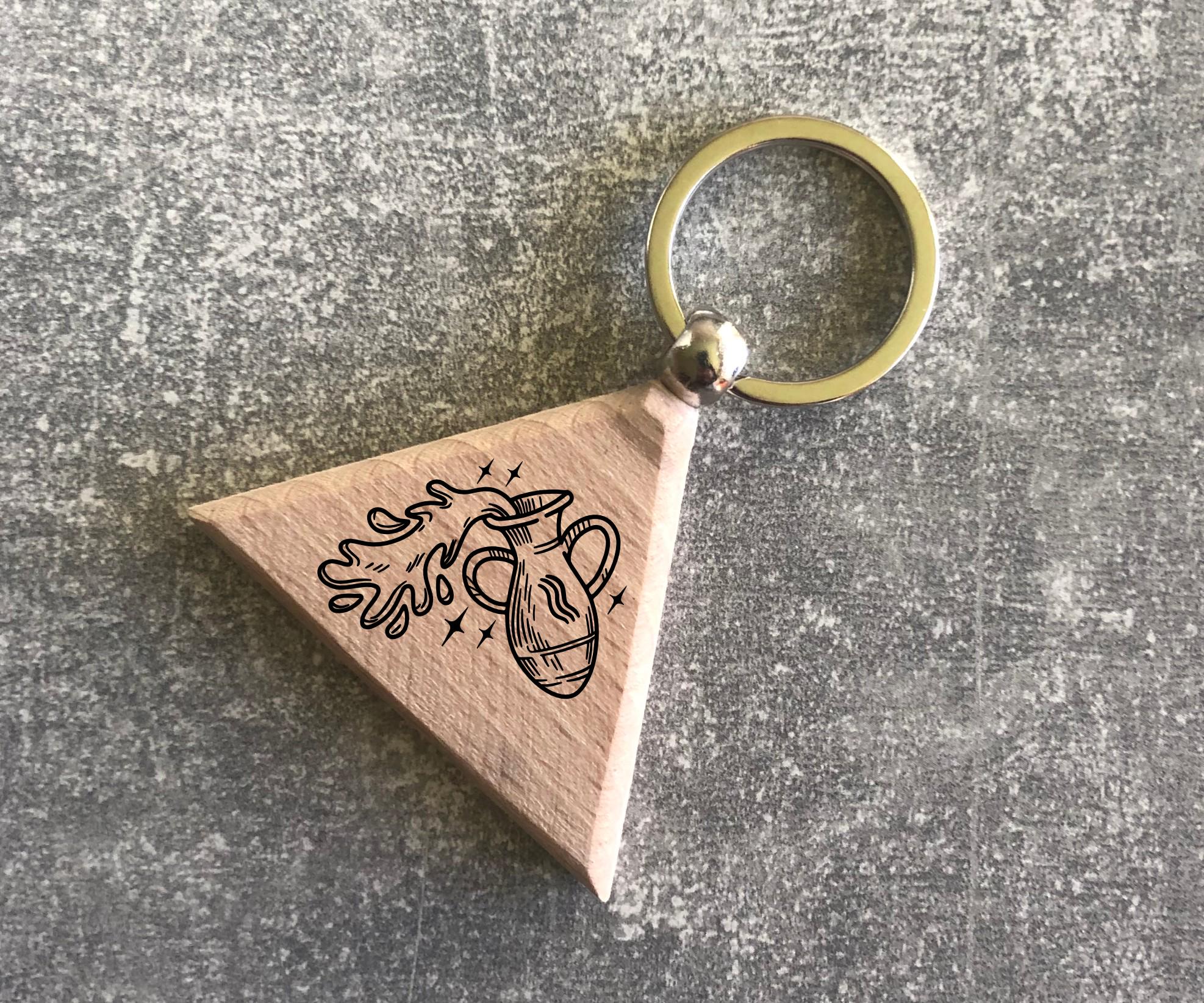 Брелок деревянный треугольный с изображением зодиака "Водолей" (15010304035)