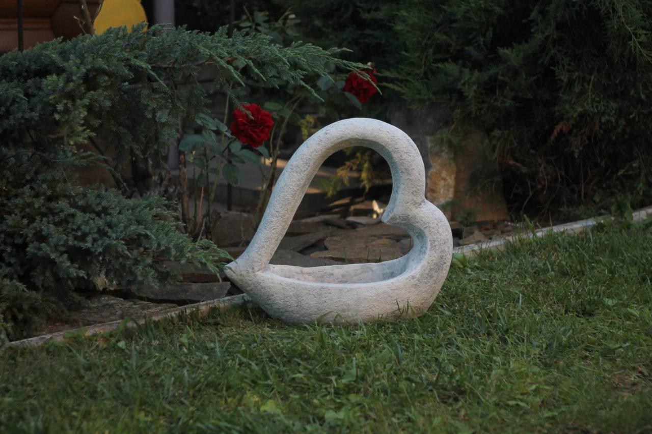 Садовая фигура/статуэтка Боковое сердце из цемента ручная работа 40 см (64572)