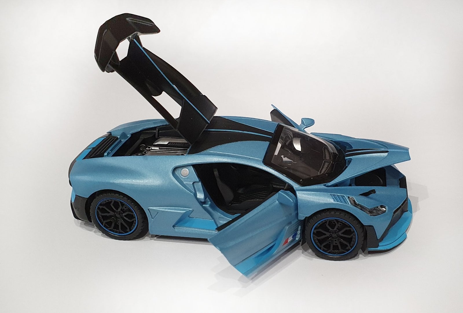 Автомодель Newao Toys AG13 Bugatti Divo 1:32 Блакитний (2234555)