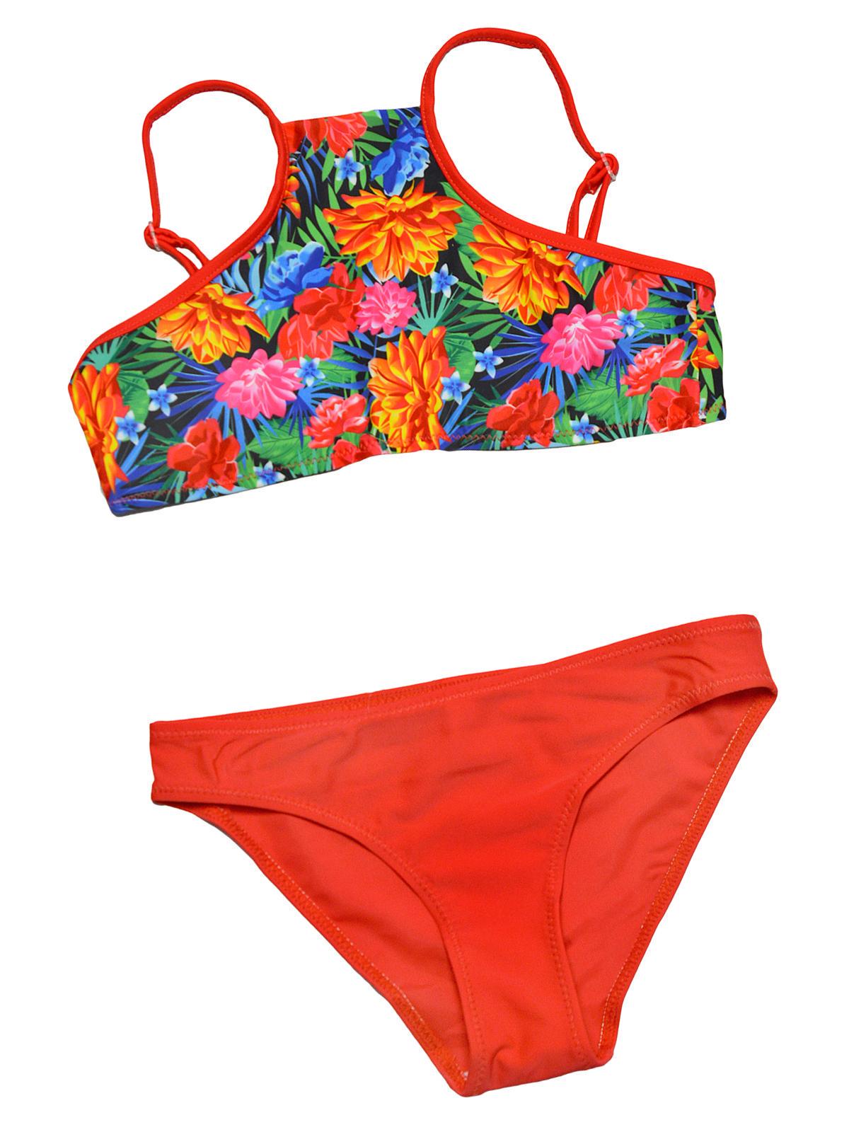 Миджеттердің порнографиялық фотосуреттері Ол кең машинада ұзын аяқты брюнетканы трахает, оның ыстық аузына камминг