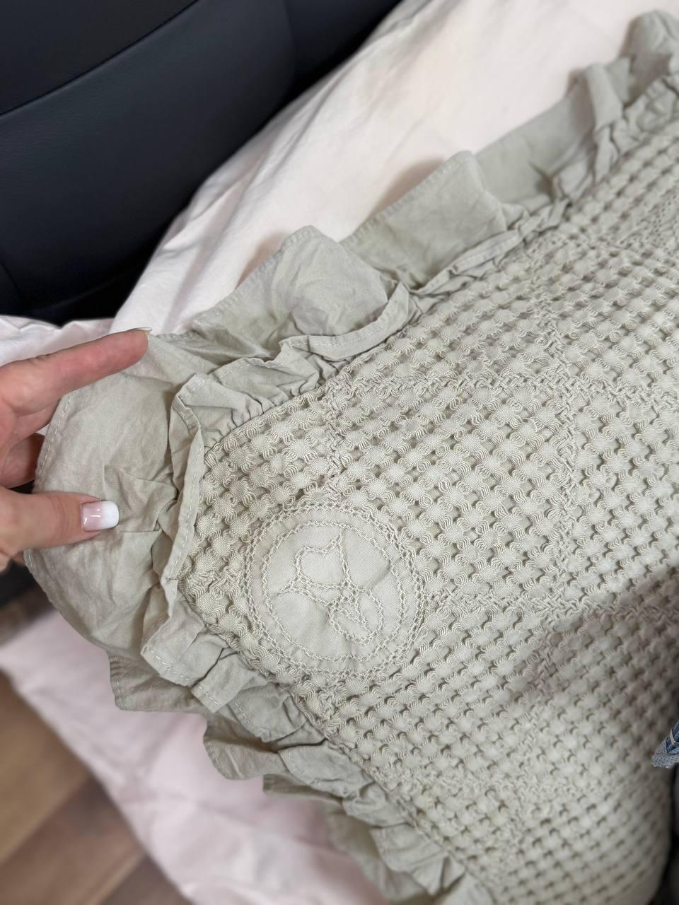 Комплект вафельний євро покривало 200х230 см/наволочки з рюшами 2 шт. 50х70 см Сірий (П4К-al-n-vaf-001) - фото 4 Комплект вафельний євро покривало 200х230 см/наволочки з рюшами 2 шт. 50х70 см Сірий (П4К-al-n-vaf-001) - фото 4