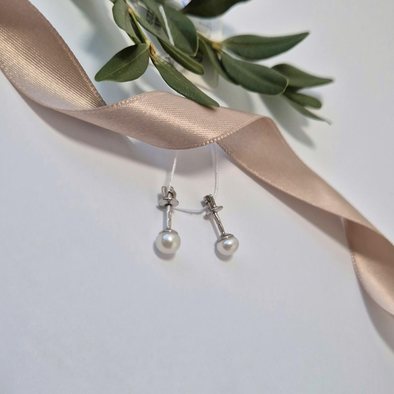 Серебряные гвоздики на закрутках с белой жемчужиной 1,15 г (82912)