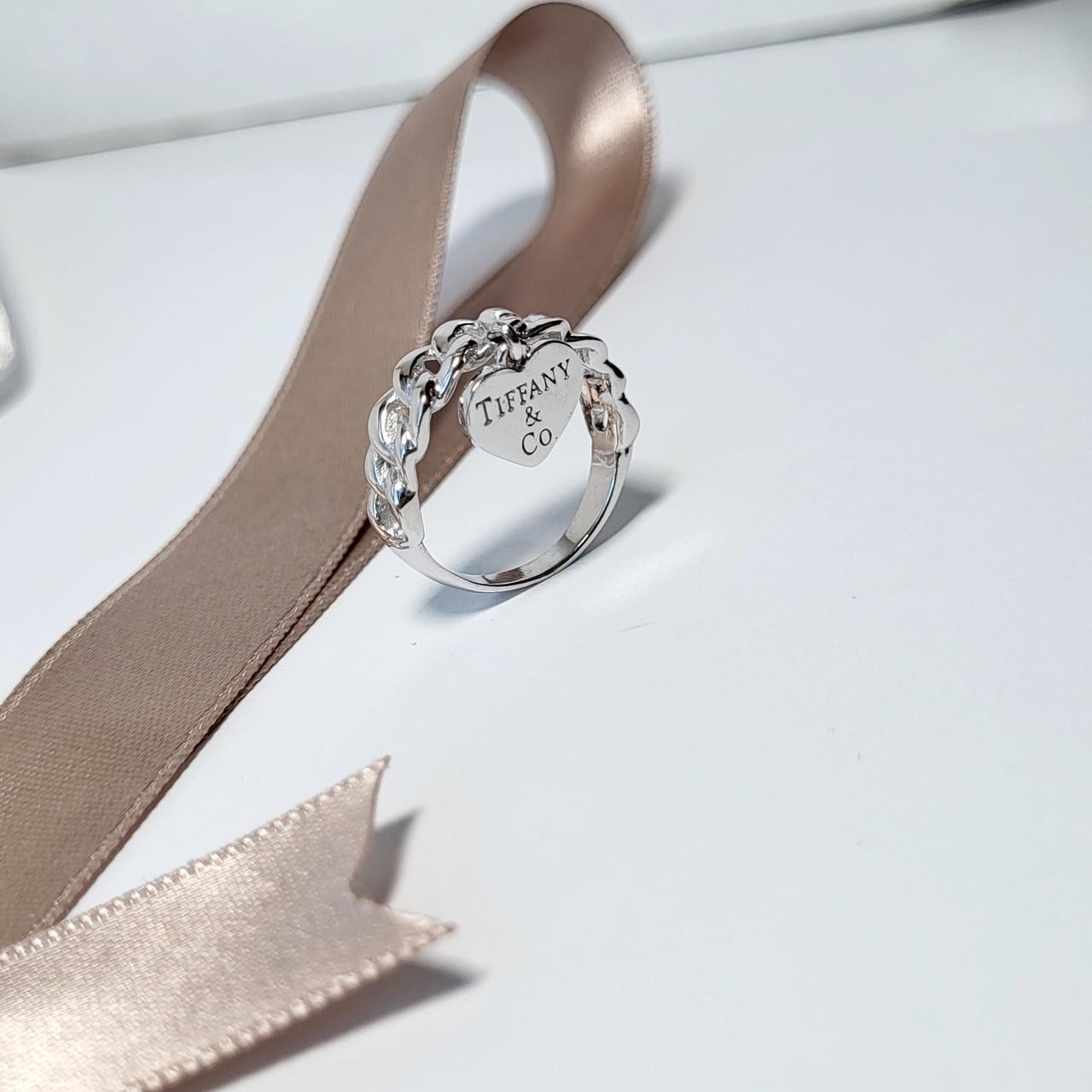 Кольцо серебряное женское Сердце без камней с подвеской р. 16 925 пробы 2,90 (10033р) Кольцо серебряное женское Сердце без камней с подвеской р. 16 925 пробы 2,90 (10033р)