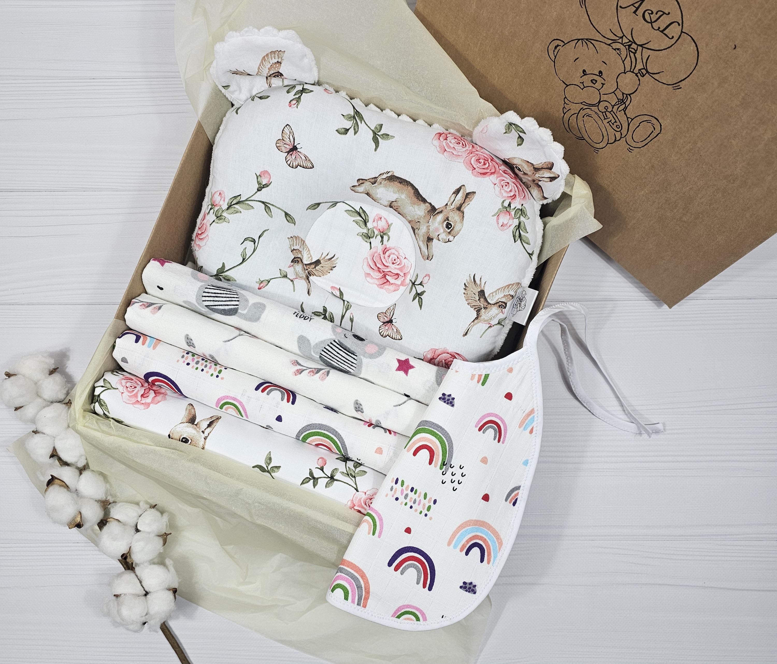 Набор пеленок со слюнявчиком a.l.babybox Зайчики в розах 6 шт. Молочный (NA 21104971) Набор пеленок со слюнявчиком a.l.babybox Зайчики в розах 6 шт. Молочный (NA 21104971)