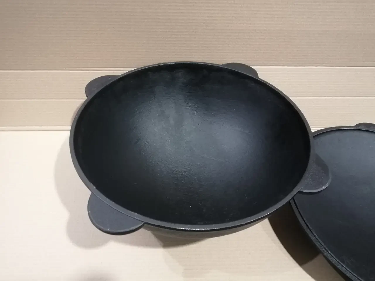 Казан наманганский Davr Metall чугунный с круглым дном с крышкой-садж на 6 л Черный (132-131-UZ1-06) - фото 4 Казан наманганский Davr Metall чугунный с круглым дном с крышкой-садж на 6 л Черный (132-131-UZ1-06) - фото 4