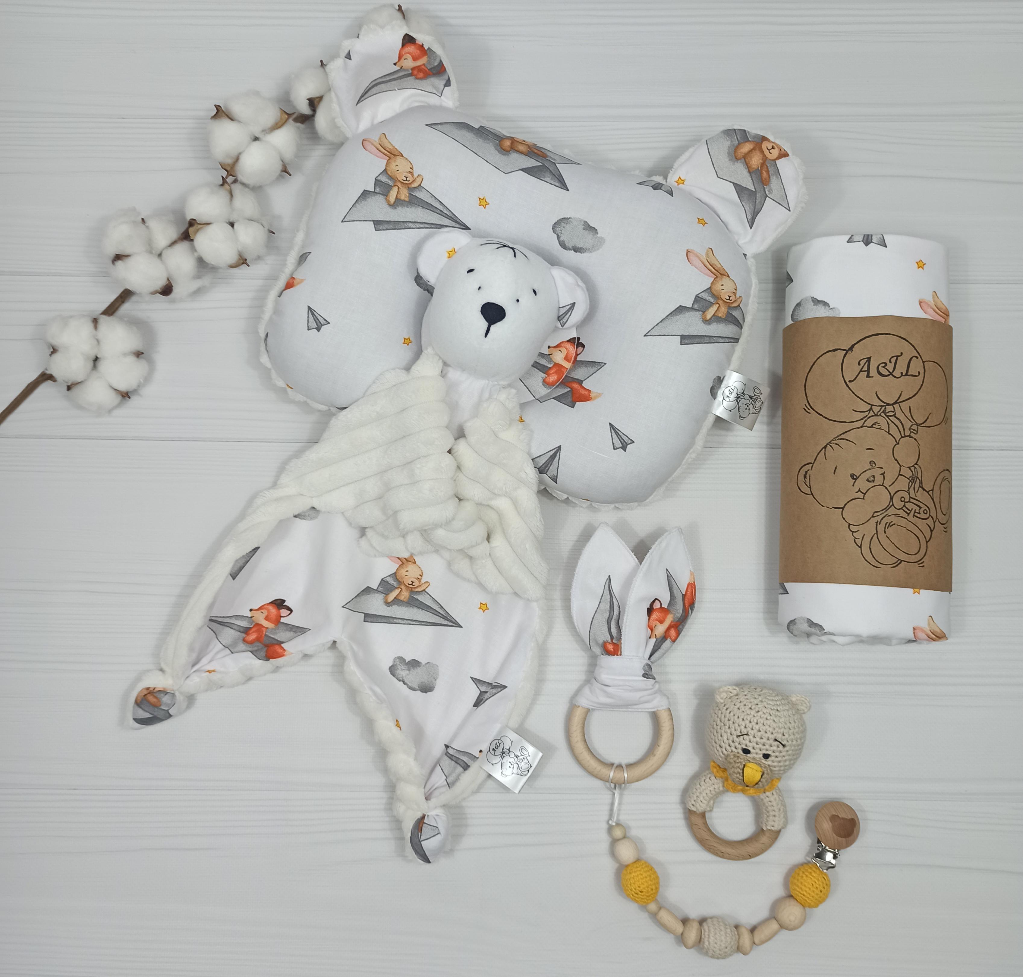 Подарочный набор albabybox Звери в самолете пеленка/подушка/комфортер/грызунец/держатель для пустышек Разноцветный (NA 18206176)