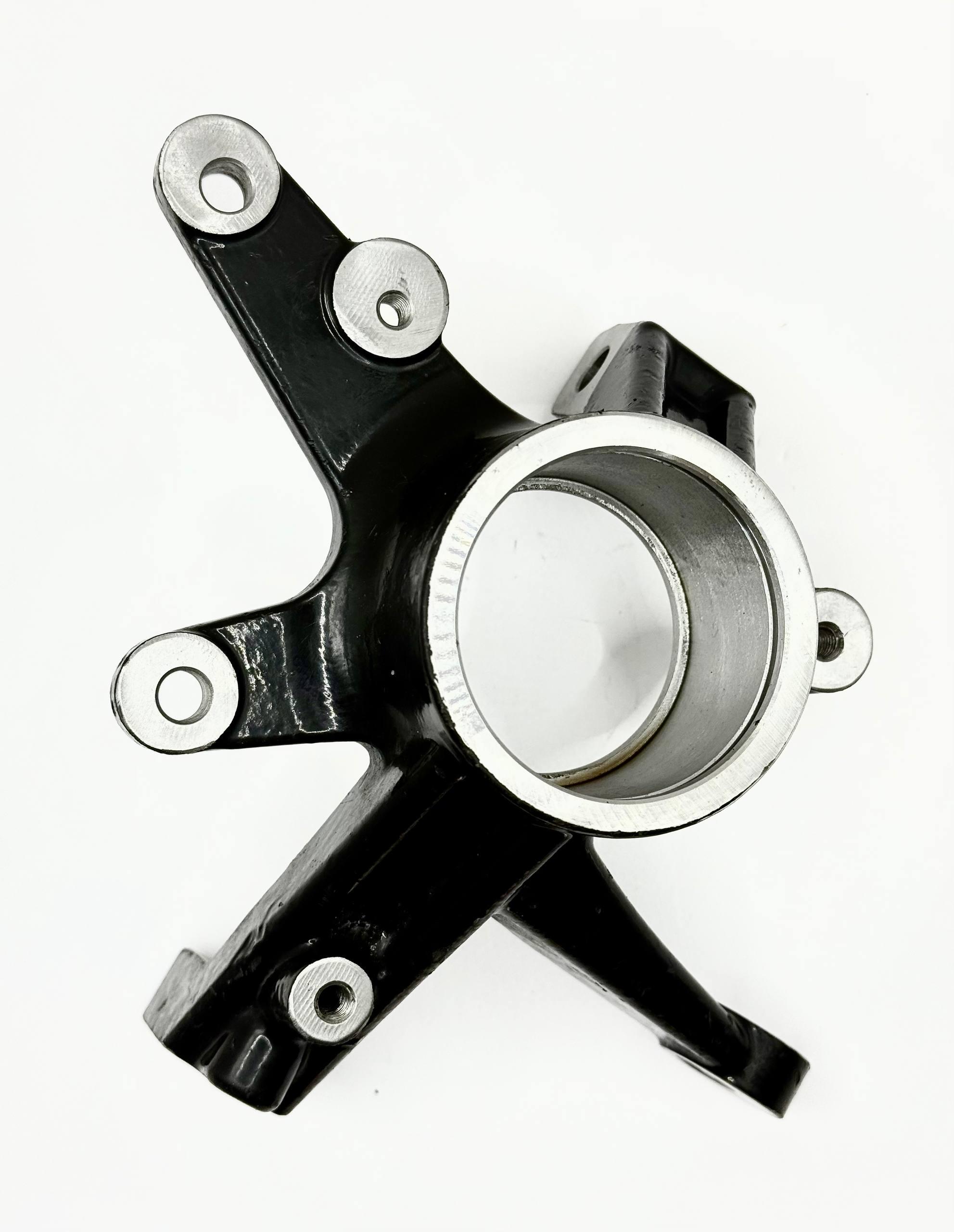 Поворотный кулак передний правый CFMOTO 9010-050001 (KL21)