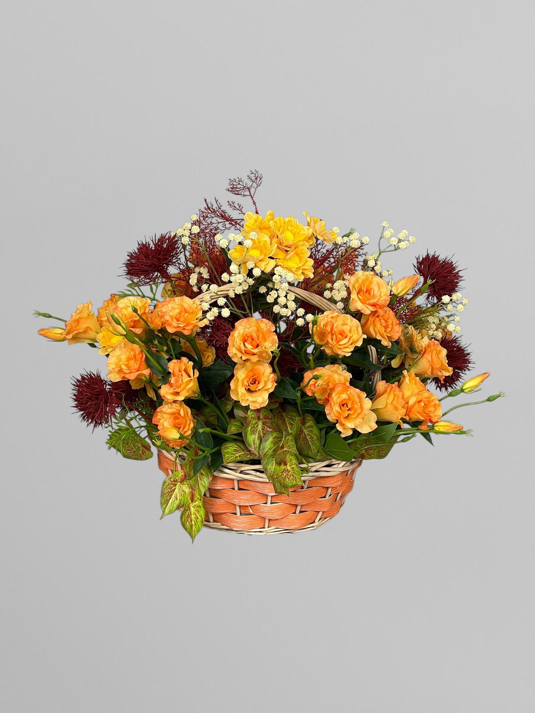 Композиция из эустомы / хризантемы / чертополоха в оранжевой корзине 46 см Оранжево-бордовый (А288)