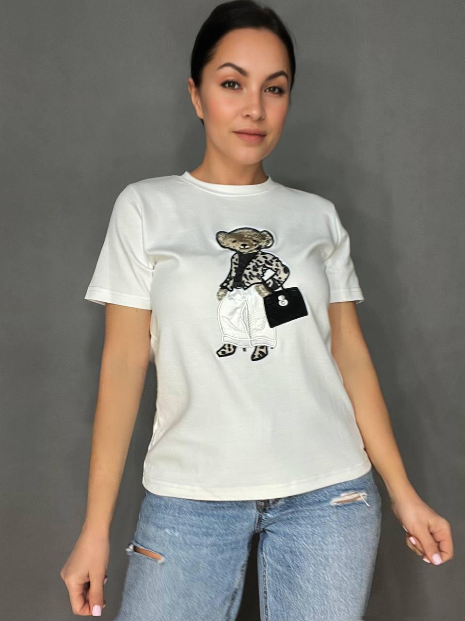 Футболка женская A-N 26007 базовая однотонная нашивка мишка с сумкой средняя длина OS Белый (3804)