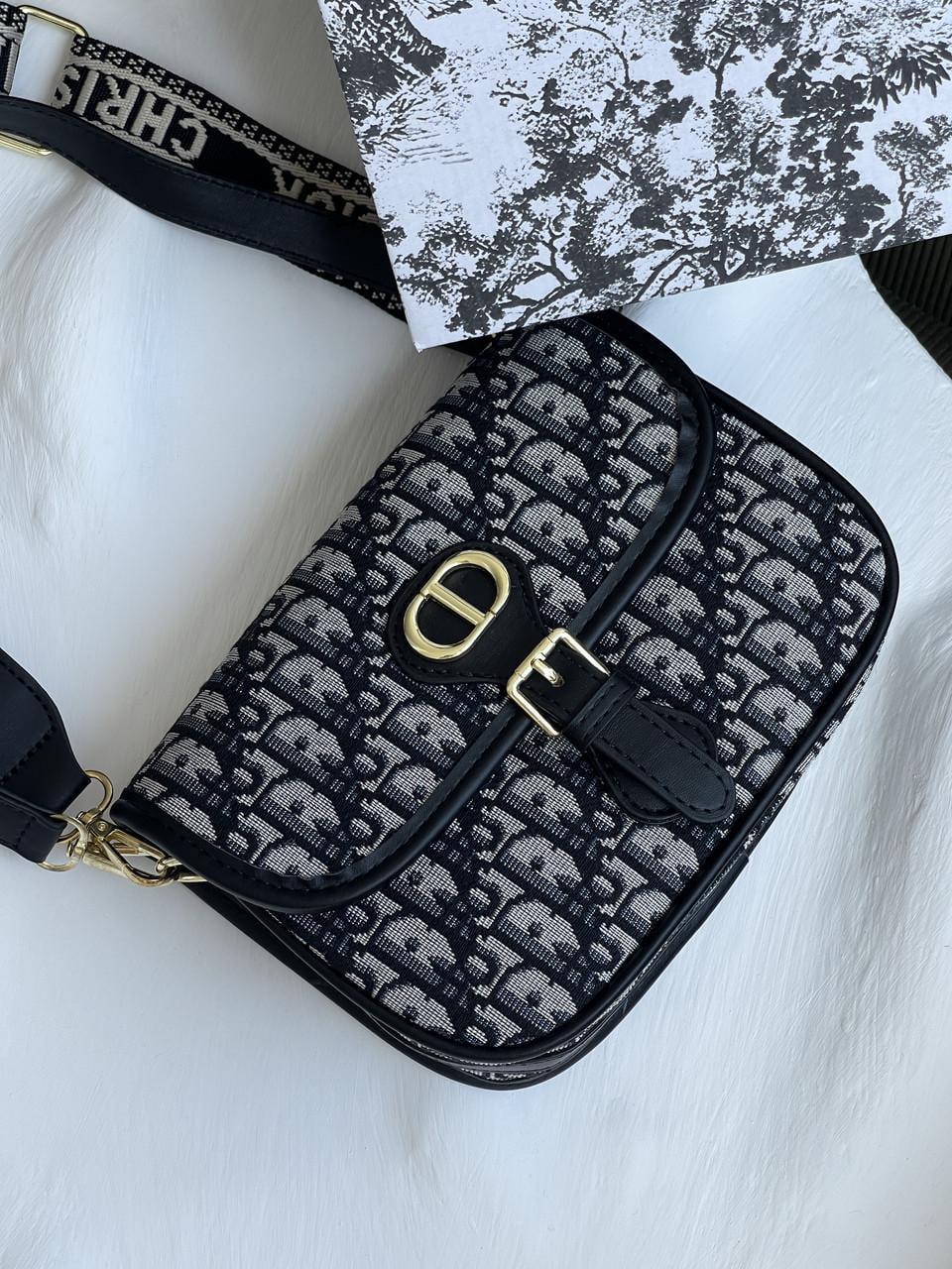 Сумка жіноча Christian Dior Bobby крос-боді на широкому плечі тек Сіро-чорний (2703631001) Сумка жіноча Christian Dior Bobby крос-боді на широкому плечі тек Сіро-чорний (2703631001)