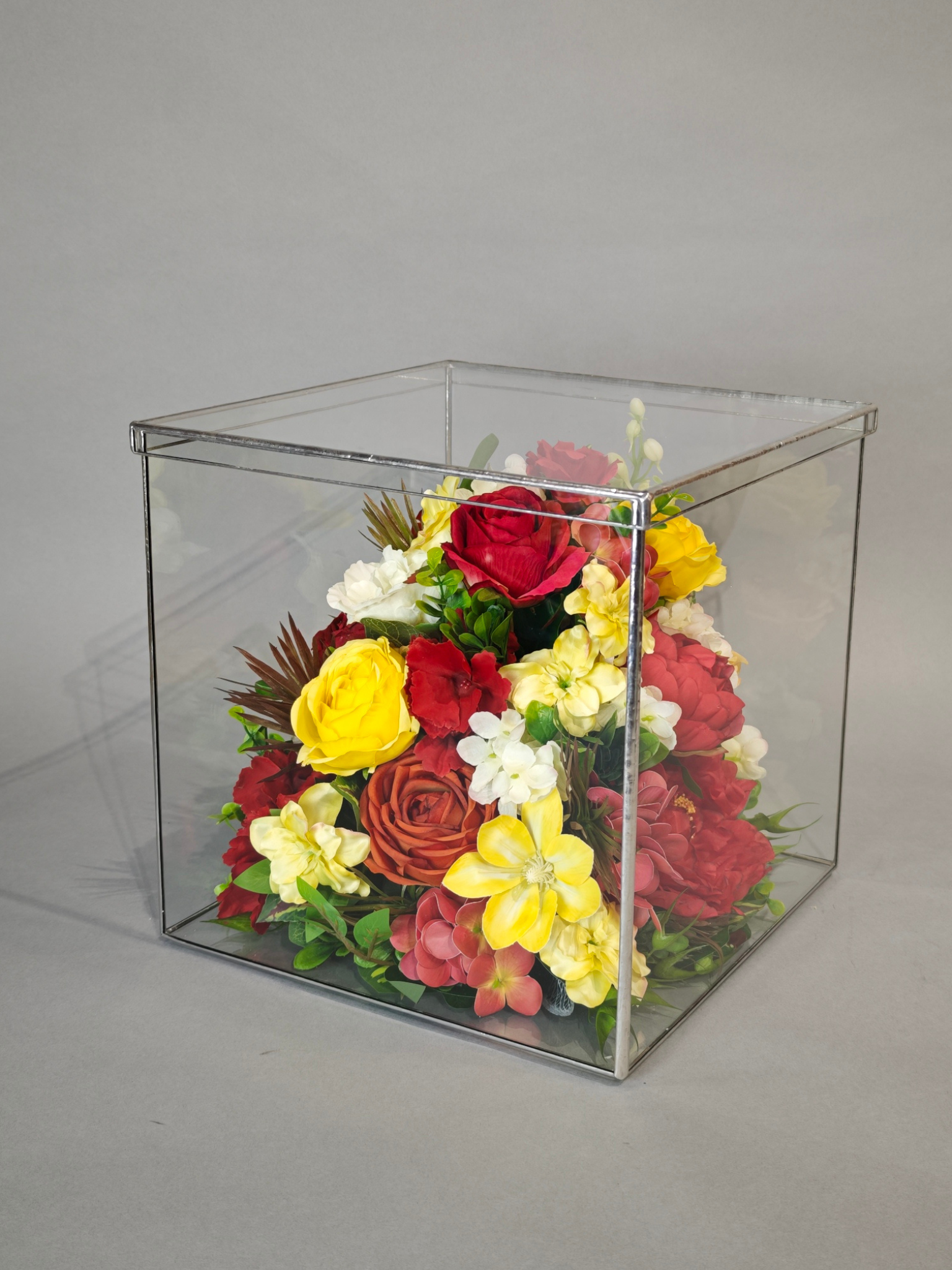 Искусственные цветы скорби траурные Покойся с миром ритуальные под стеклом куб 30х30 см