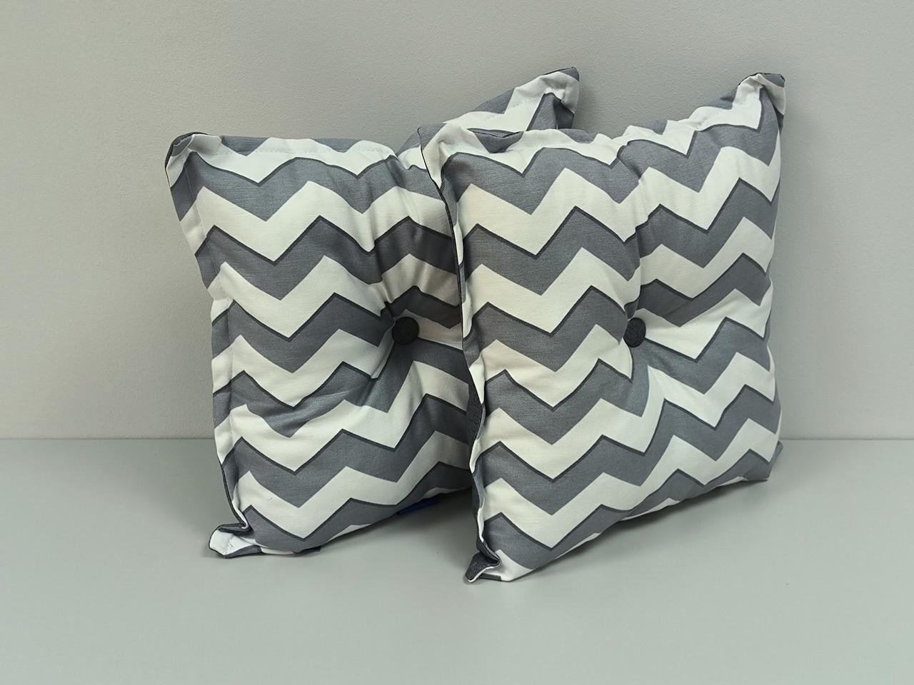 Декоративная подушка из рогожки Зигзаг с пуговицей 40x40 см Серый с белым (2084485971) - фото 2 Декоративная подушка из рогожки Зигзаг с пуговицей 40x40 см Серый с белым (2084485971) - фото 2