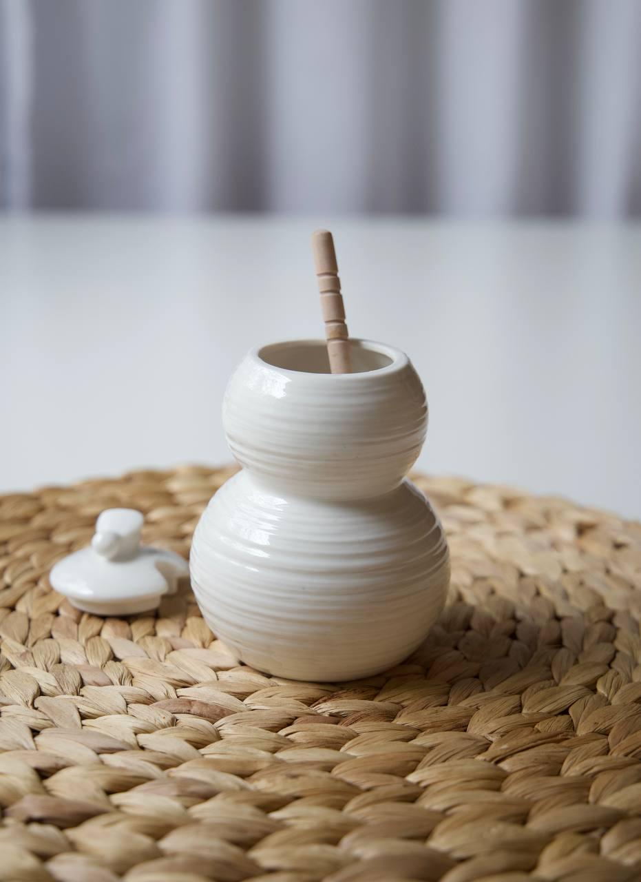 Медовница фарфоровая с деревянной ложкой 300 мл Белый (00000010492) - фото 2 Медовница фарфоровая с деревянной ложкой 300 мл Белый (00000010492) - фото 2