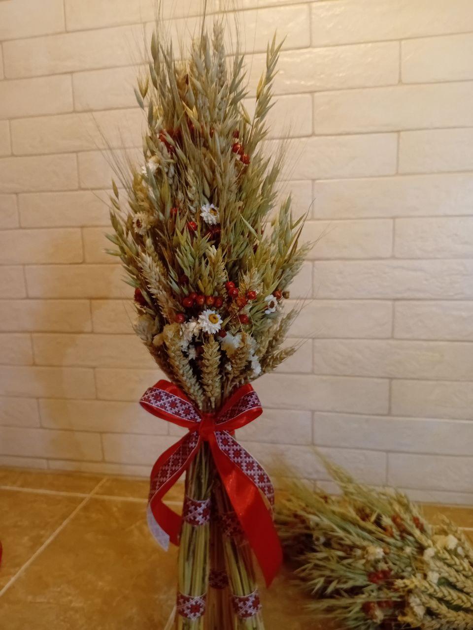Дидух рождественский из колосья пшеницы/льна и овса на трех ножках 60-65 см с лентой вышиванкой Красный (2790255671)