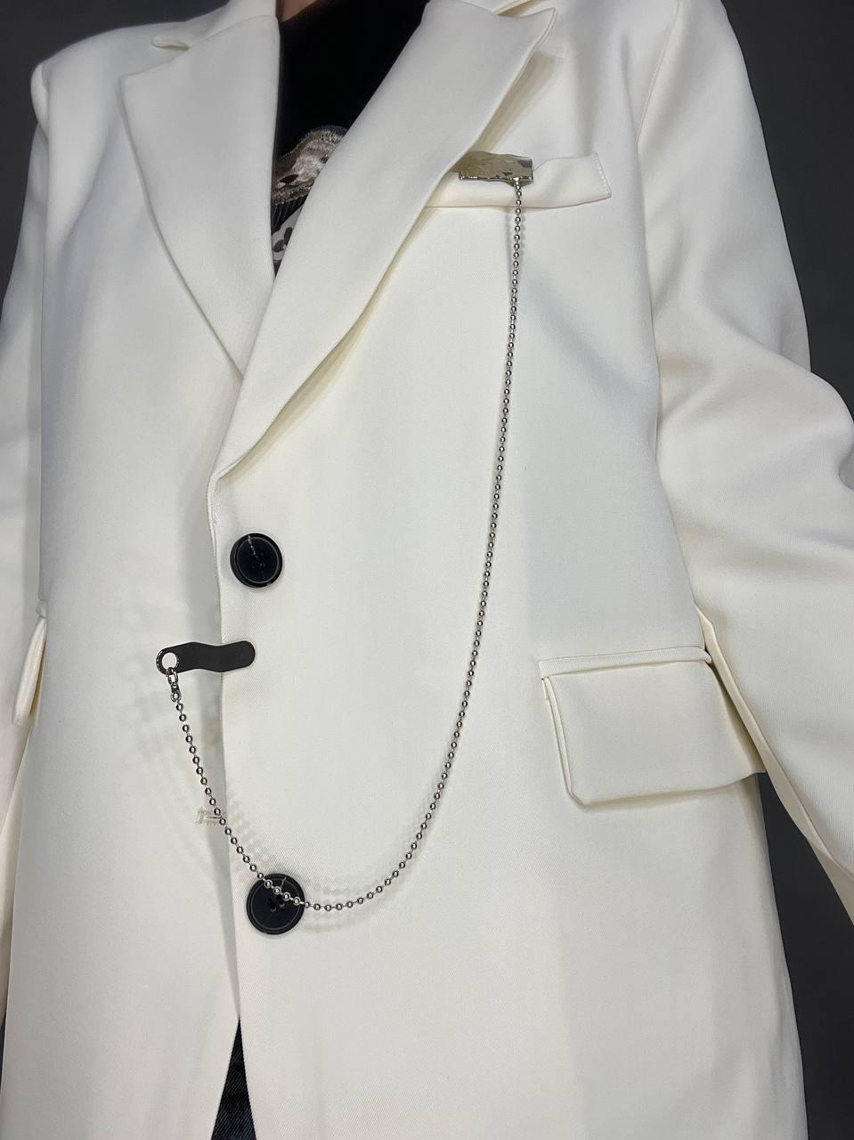 Пиджак женский Qidian 91110 широкий крой на пуговицах с аксессуаром цепочкой OS Белый (3805) - фото 4 Пиджак женский Qidian 91110 широкий крой на пуговицах с аксессуаром цепочкой OS Белый (3805) - фото 4