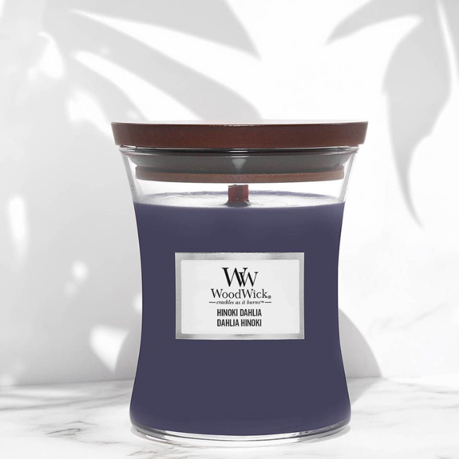 Свеча ароматическая Woodwick Medium Hinoki Dahlia с нотами дерева хиноки/сливы/жоржины 275 г (5038581155777)