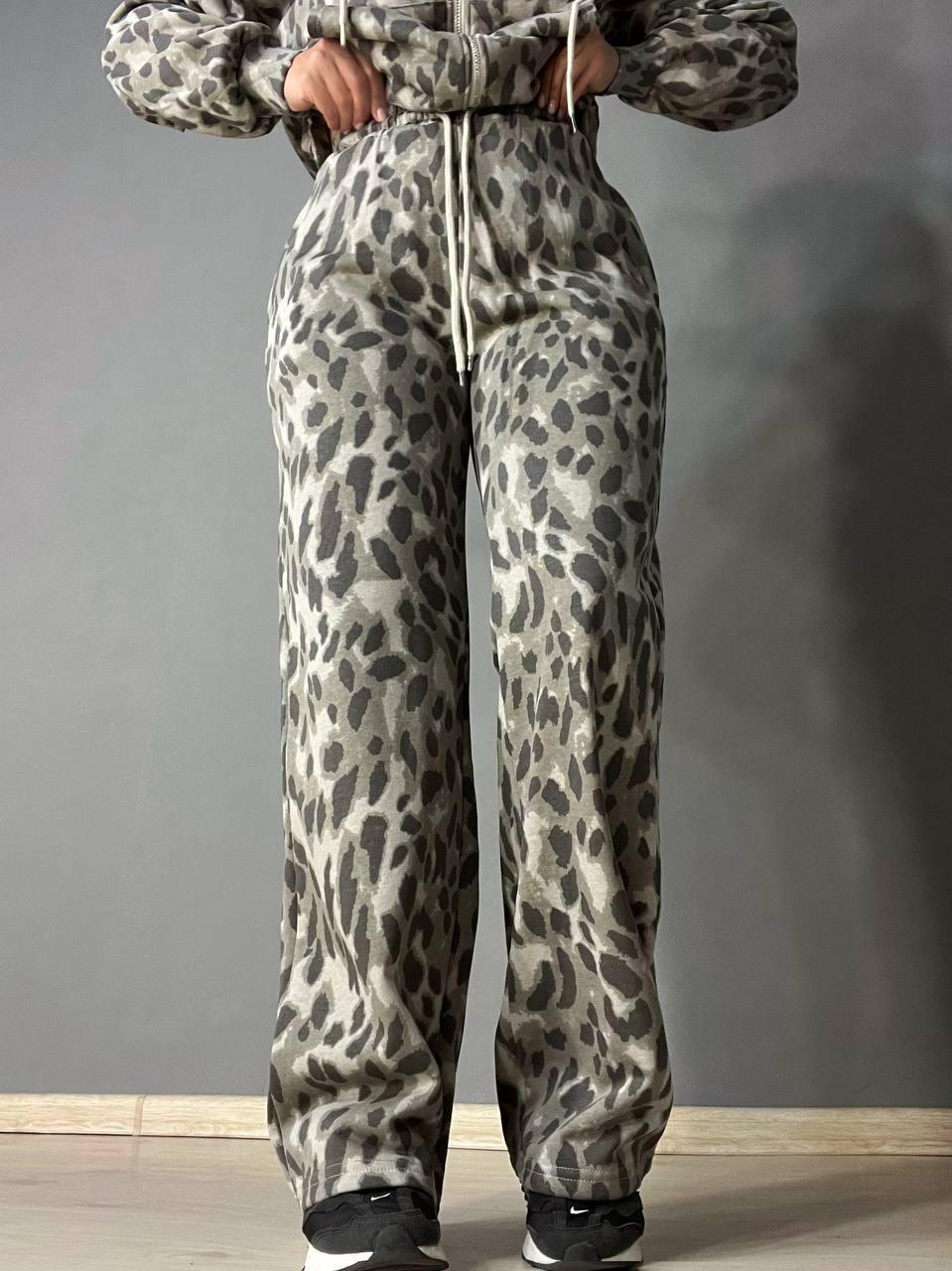 Костюм женский A-N 2749 худи капюшон брюки палаццо леопардовый принт тринитка M Серый (2746) - фото 6 Костюм женский A-N 2749 худи капюшон брюки палаццо леопардовый принт тринитка M Серый (2746) - фото 6