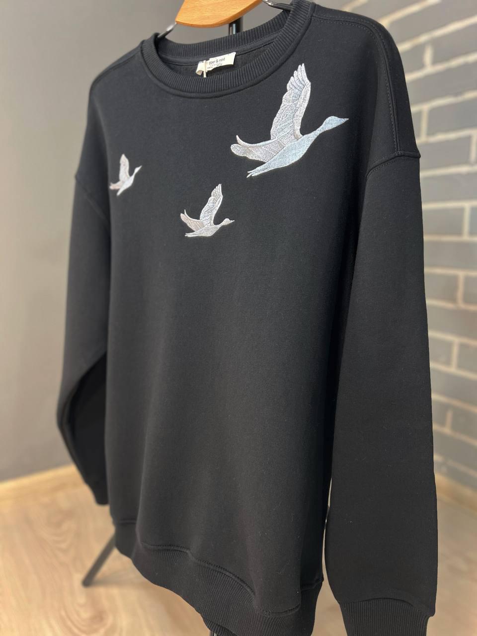 Свитшот женский PEPPER MINT 24-18 вышивка птицы оверсайз утепленный S Черный (973) - фото 3