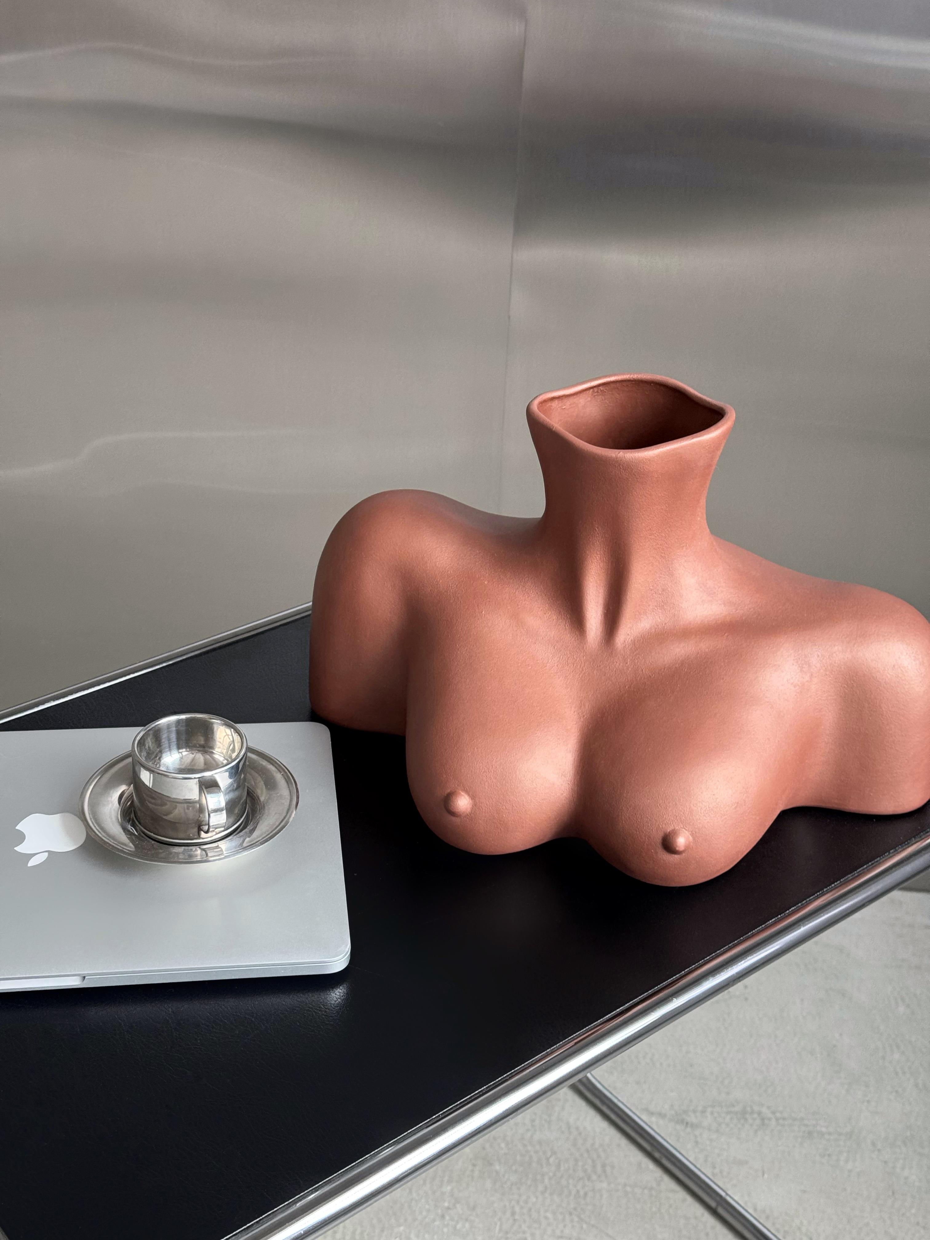 Ваза для квітів у формі жіночих грудей Монро 39х23 см Шоколадний - фото 3 Ваза для квітів у формі жіночих грудей Монро 39х23 см Шоколадний - фото 3