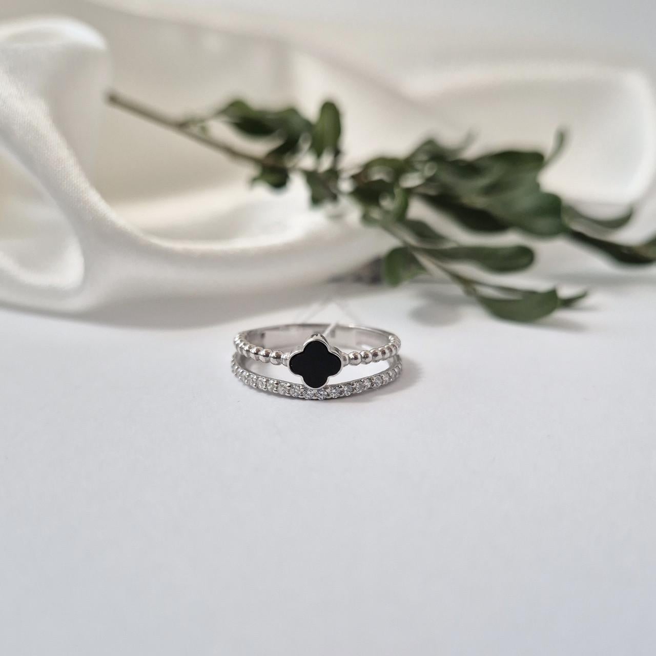 Кольцо клевер с черным ониксом 17 серебро 925 пробы родированное 1,68 г р. 17 (170к)