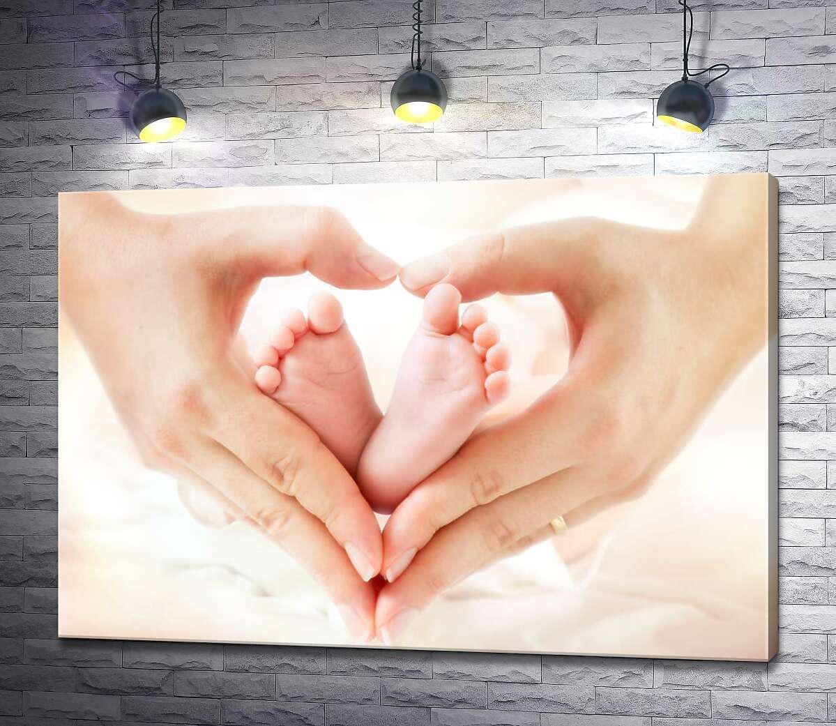 Картина ArtPoster Маленькие ножки младенца в руках мамы 100x70 см Модуль №1 (004553)