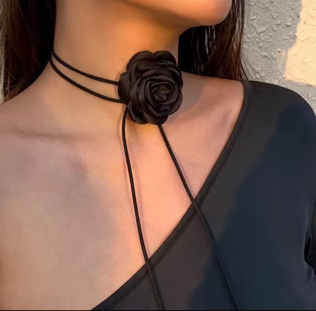 Чорний чокер із бархатною стрічкою та трояндою, жіночий аксесуар на шию - фото 4 Чорний чокер із бархатною стрічкою та трояндою, жіночий аксесуар на шию - фото 4