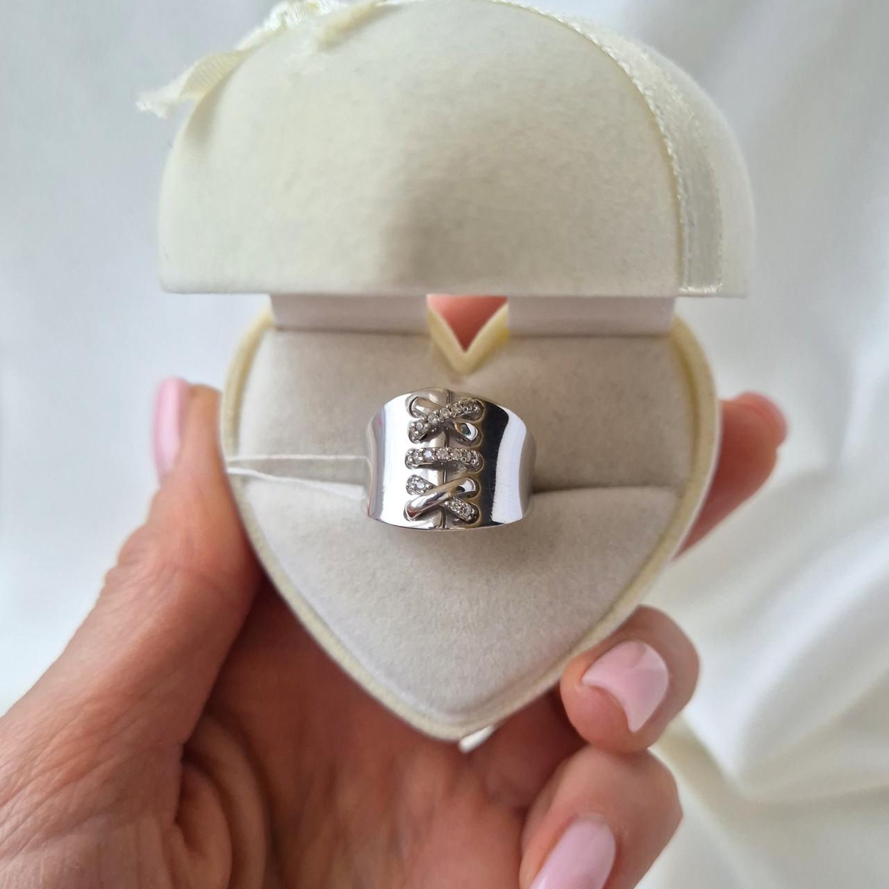 Каблучка широка руан з білими каменями срібло 925 проби родоване р. 18,5 5,31 г (1903р) - фото 4 Каблучка широка руан з білими каменями срібло 925 проби родоване р. 18,5 5,31 г (1903р) - фото 4