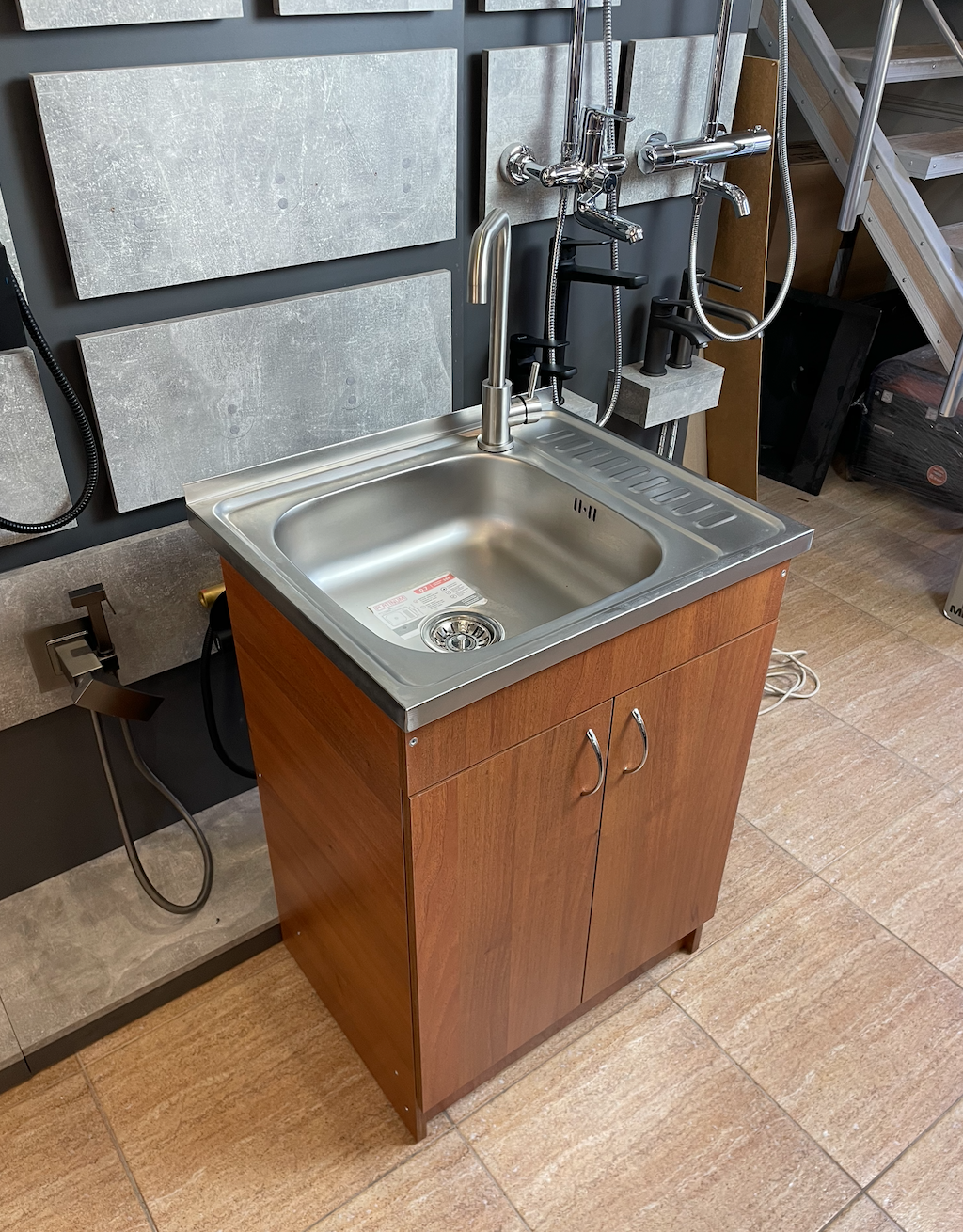 Мийка для кухні Platinum накладна з тумбою та змішувачем 60 см Горіх (df35a8ae) - фото 3