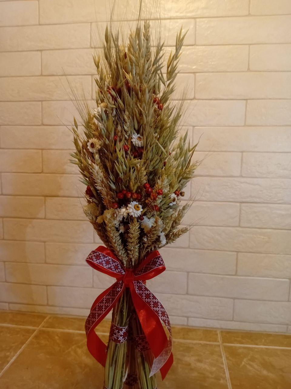 Дидух рождественский из колосья пшеницы/льна и овса на трех ножках 60-65 см с лентой вышиванкой Красный (2793906005)