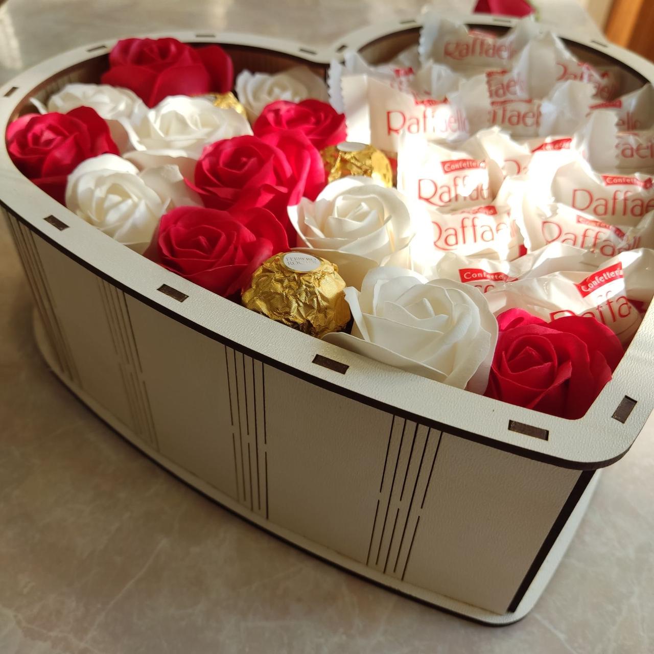 Бокс из конфет Ferrero Raffaello и роз для девушки на день рождения/день влюбленных/8 марта (ar44) - фото 5