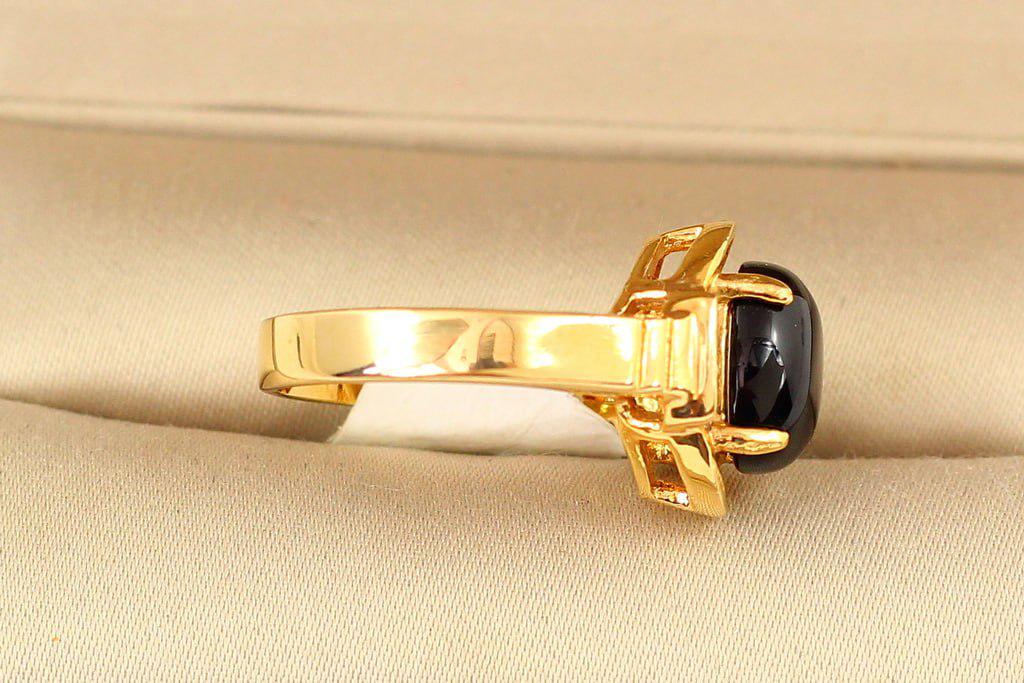 Кольцо Черный оникс с тремя цирконами р. 18 Золотистый (28833994) - фото 3