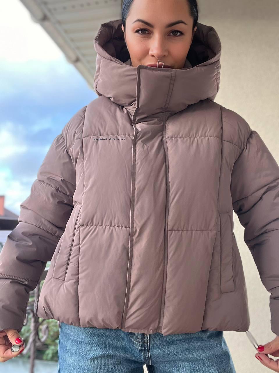 Куртка женская Lady Yep 9068 оверсайз укороченная надпись впереди с капюшоном OS Капучино (2947) - фото 6