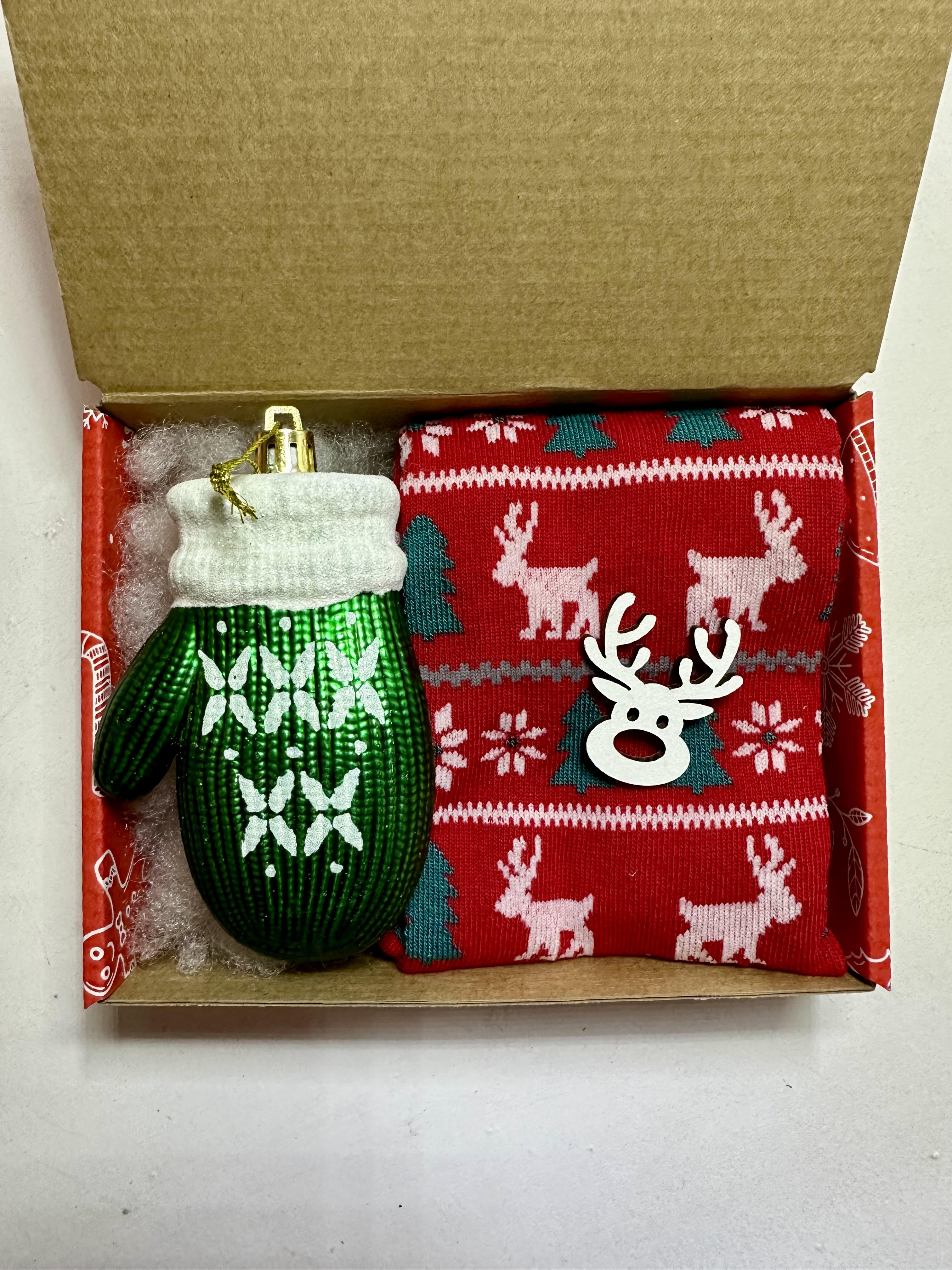 Подарунковий бокс з новорічними шкарпетками і іграшкою (13479892) - фото 3 Подарунковий бокс з новорічними шкарпетками і іграшкою (13479892) - фото 3