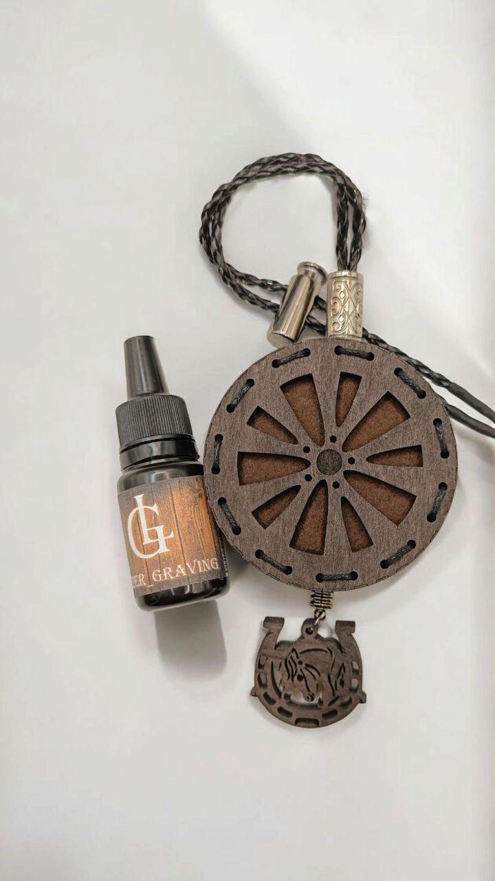 Ароматизатор для авто многоразовый в виде колеса из дерева/войлока и аромапарфюм 10 мл в подарочной коробке (109) - фото 4