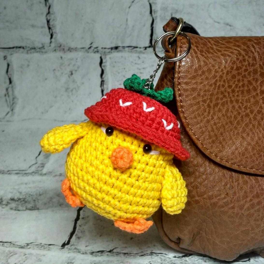 Брелок Цыпленок в шапочке вязаный ручной работы амигуруми 7х5 см Желтый (202-73)