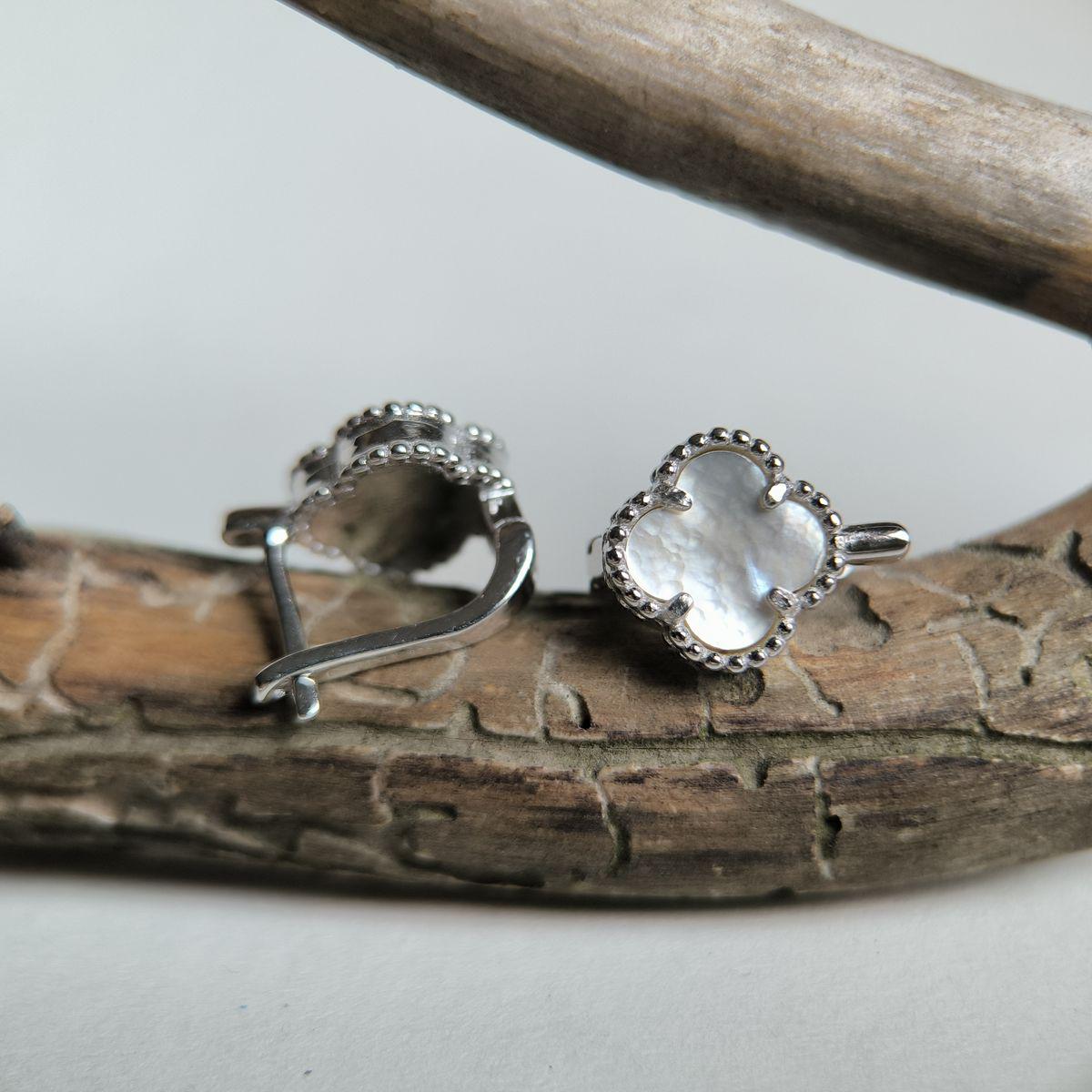 Сережки срібні з натуральним перламутром у формі чотирилисника Сережки срібні з натуральним перламутром у формі чотирилисника