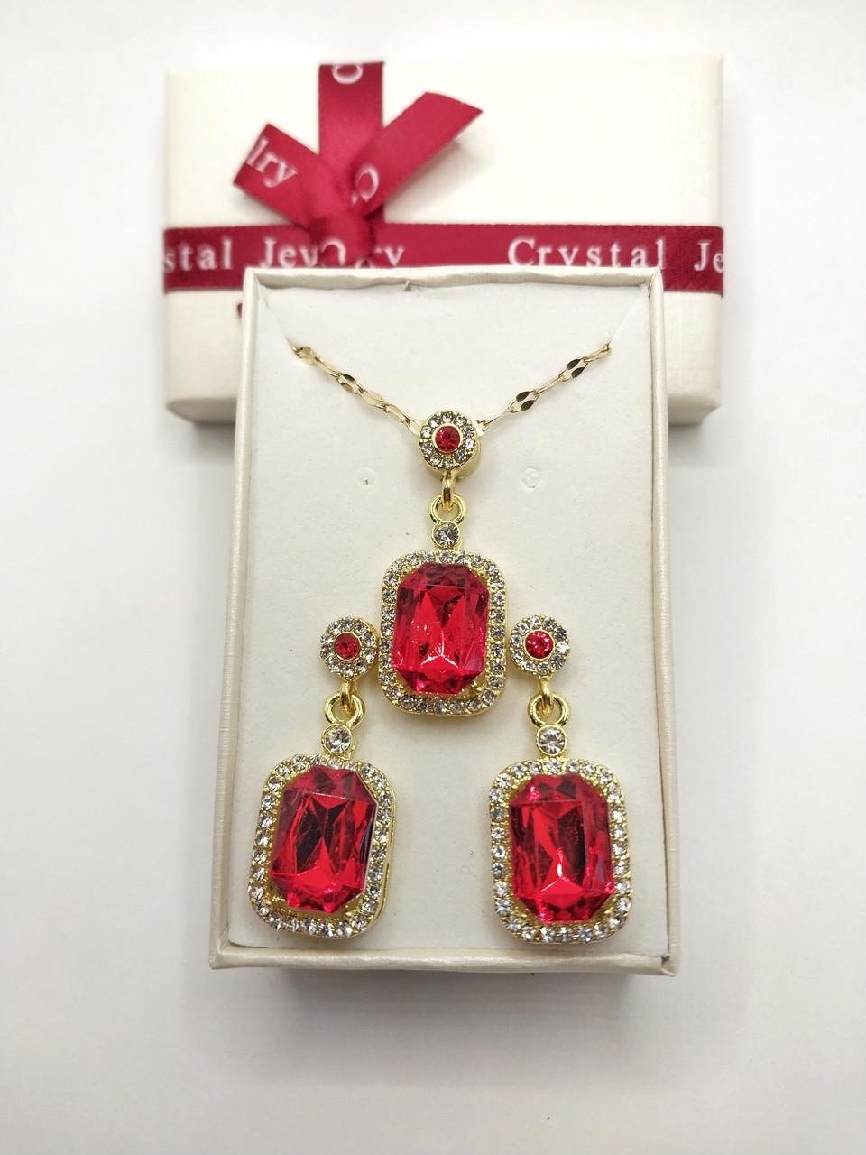Комплект украшений серьги и колье "Рубиновая Классика" с красными цирконами в золотистой оправе в подарочной коробочке (16295)