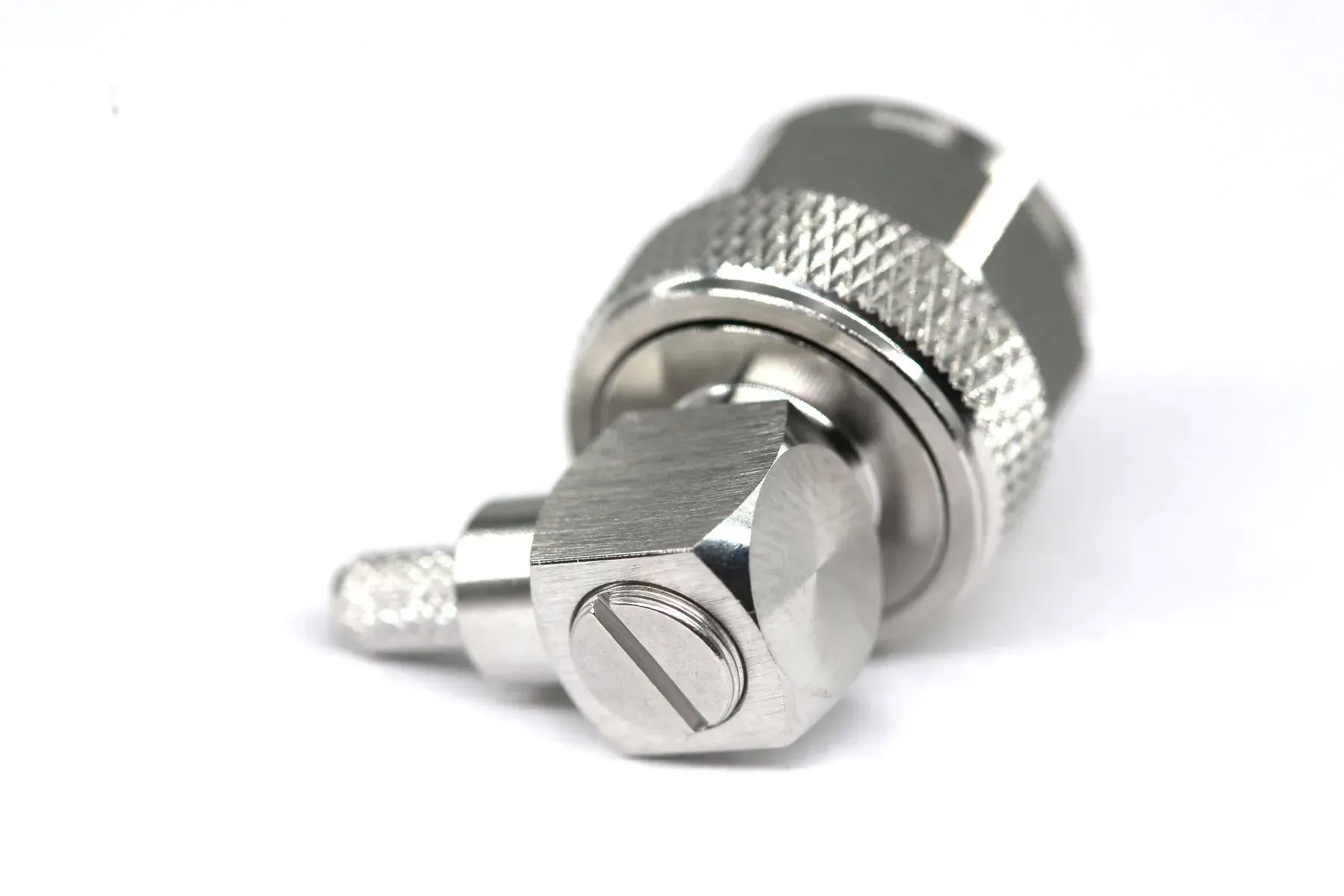 Разъем N-male plug угловой 90° под обжим для кабеля RG58/RG223 LMR195 Silver (3.04.0272)