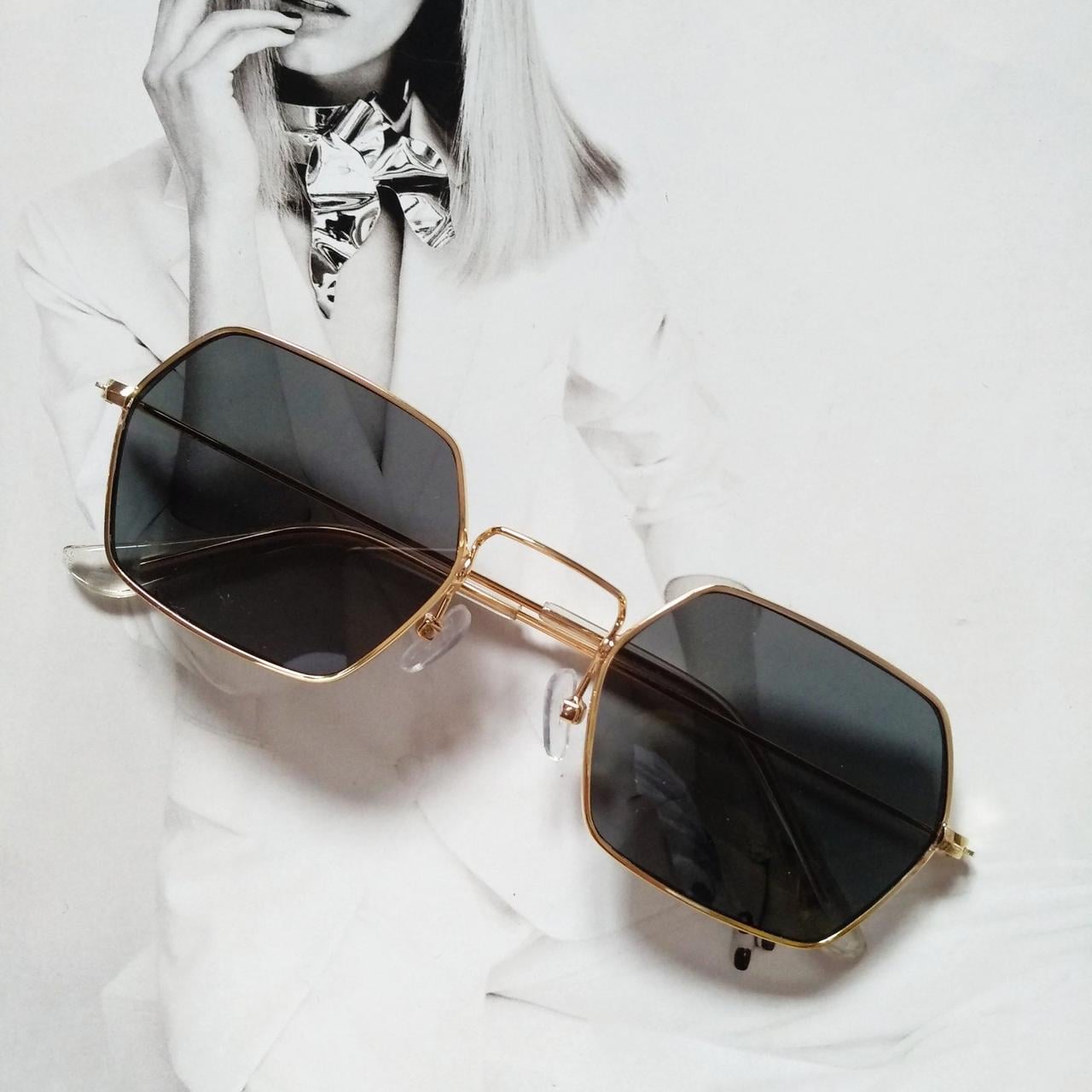 Солнцезащитные очки многоугольные с цветной линзой Серый в золоте