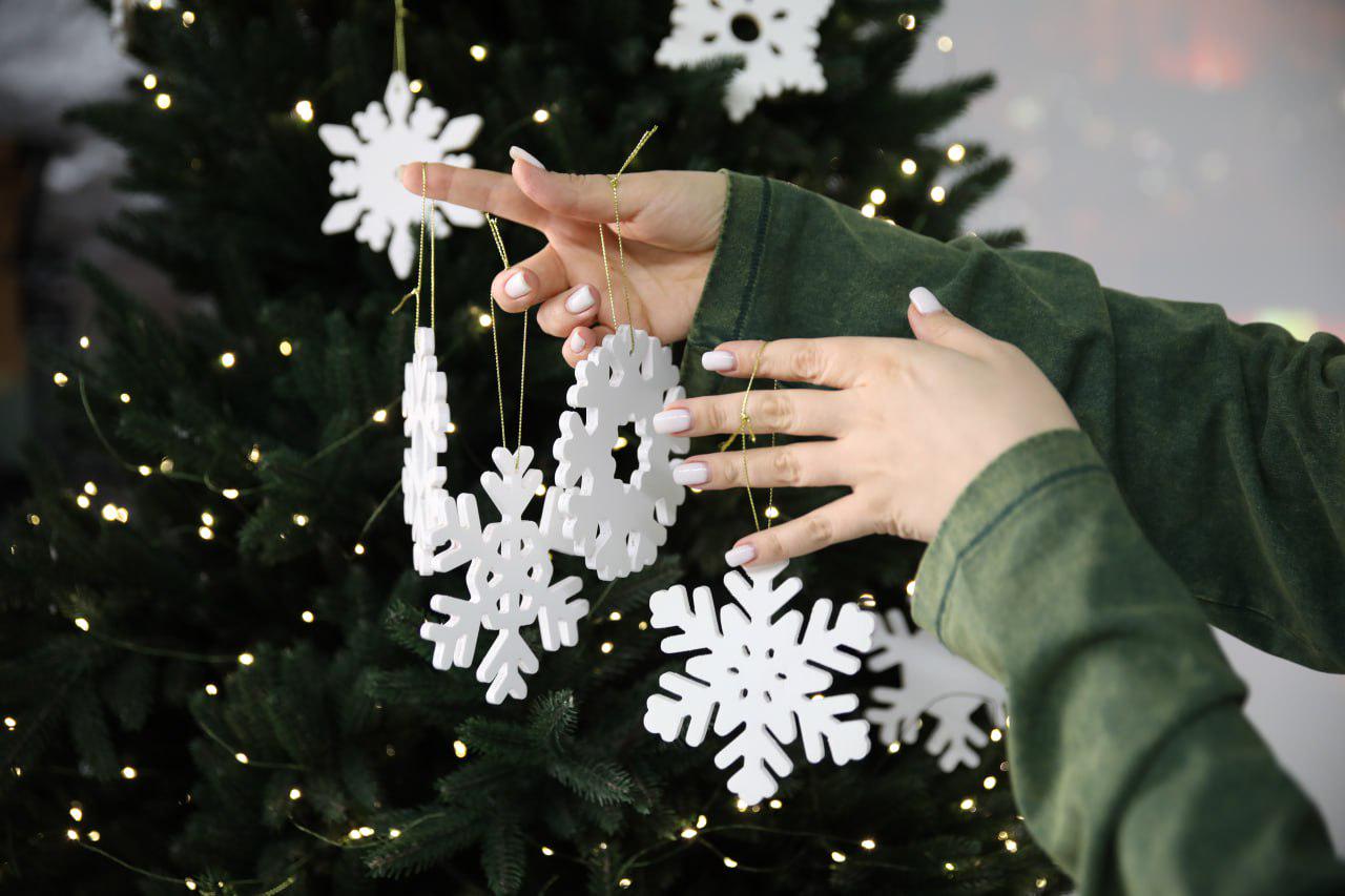 Снежинки украшения подвесные новогодние из фанеры 4 шт. D12x0,5 см Белый (WD-198.3) - фото 5 Снежинки украшения подвесные новогодние из фанеры 4 шт. D12x0,5 см Белый (WD-198.3) - фото 5