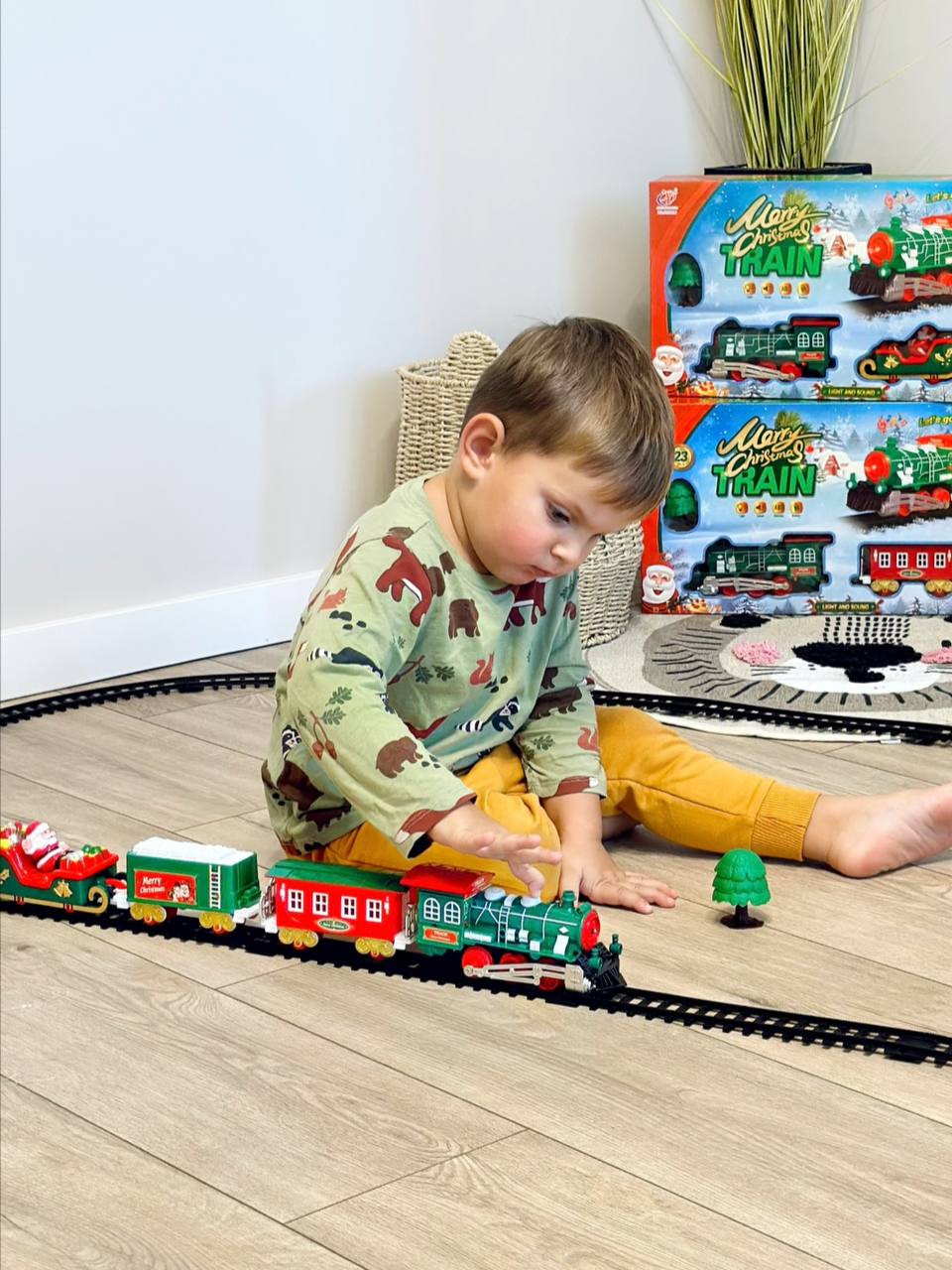 Дитяча залізниця Fun Game JHX6639 Новорічний ЖД локомотив з залізничним полотном до 184 см з звуковими та світловими ефектами (2019259993) - фото 3 Дитяча залізниця Fun Game JHX6639 Новорічний ЖД локомотив з залізничним полотном до 184 см з звуковими та світловими ефектами (2019259993) - фото 3