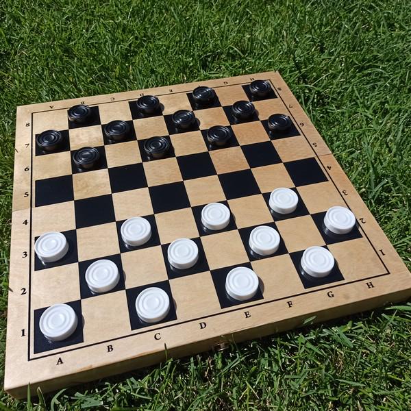 Настольные шашки с деревянной доской