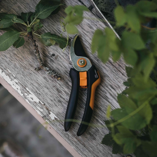 Секатор плоскостной Fiskars Solid P121 (1057160) - фото 4 Секатор плоскостной Fiskars Solid P121 (1057160) - фото 4