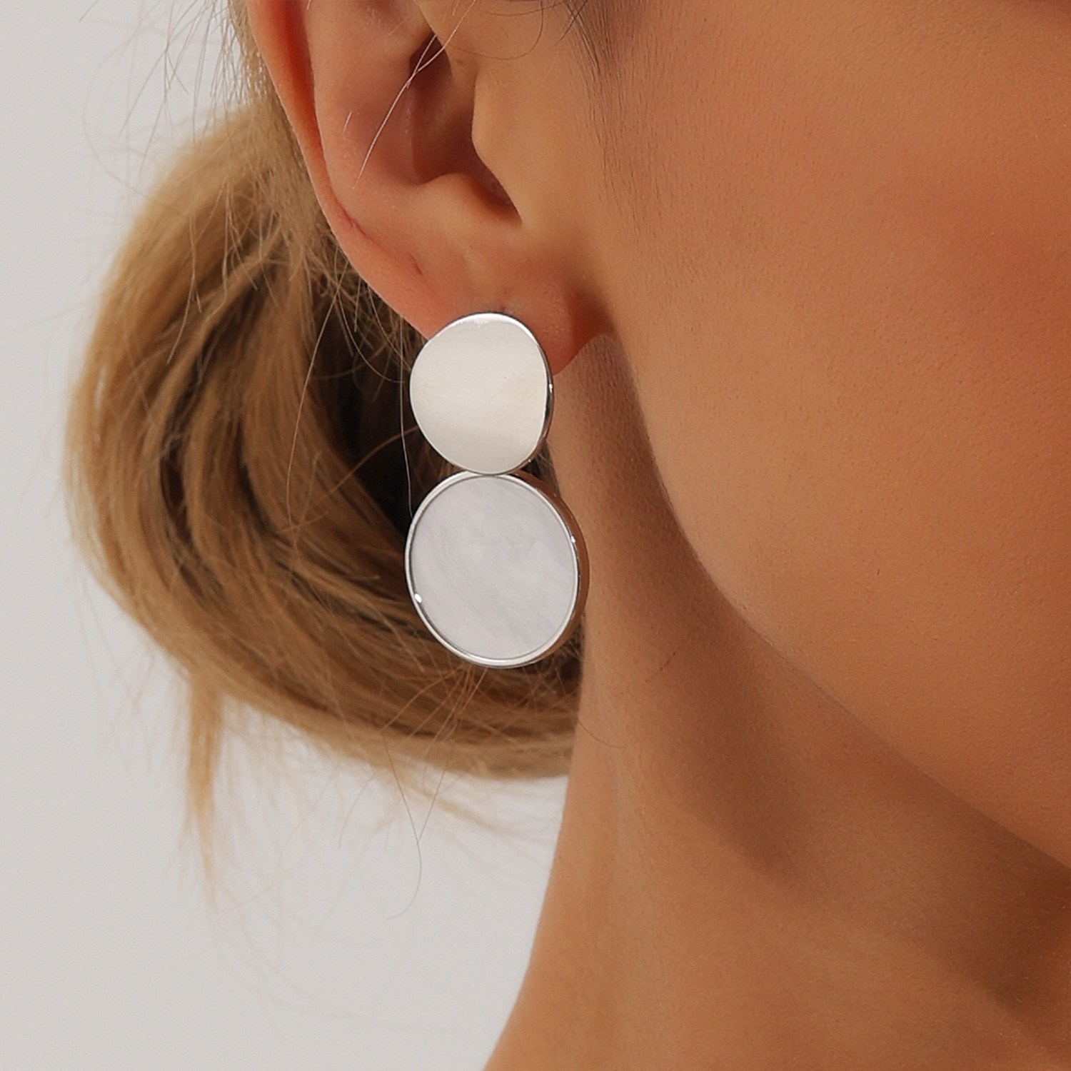 Сережки великі пусети-гвоздики вигнуті з Кгулим каміням Сріблястий з Білим (70331) Сережки великі пусети-гвоздики вигнуті з Кгулим каміням Сріблястий з Білим (70331)