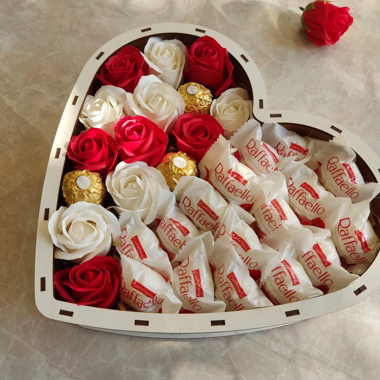 Бокс из конфет Ferrero Raffaello и роз для девушки на день рождения/день влюбленных/8 марта (ar44) - фото 6