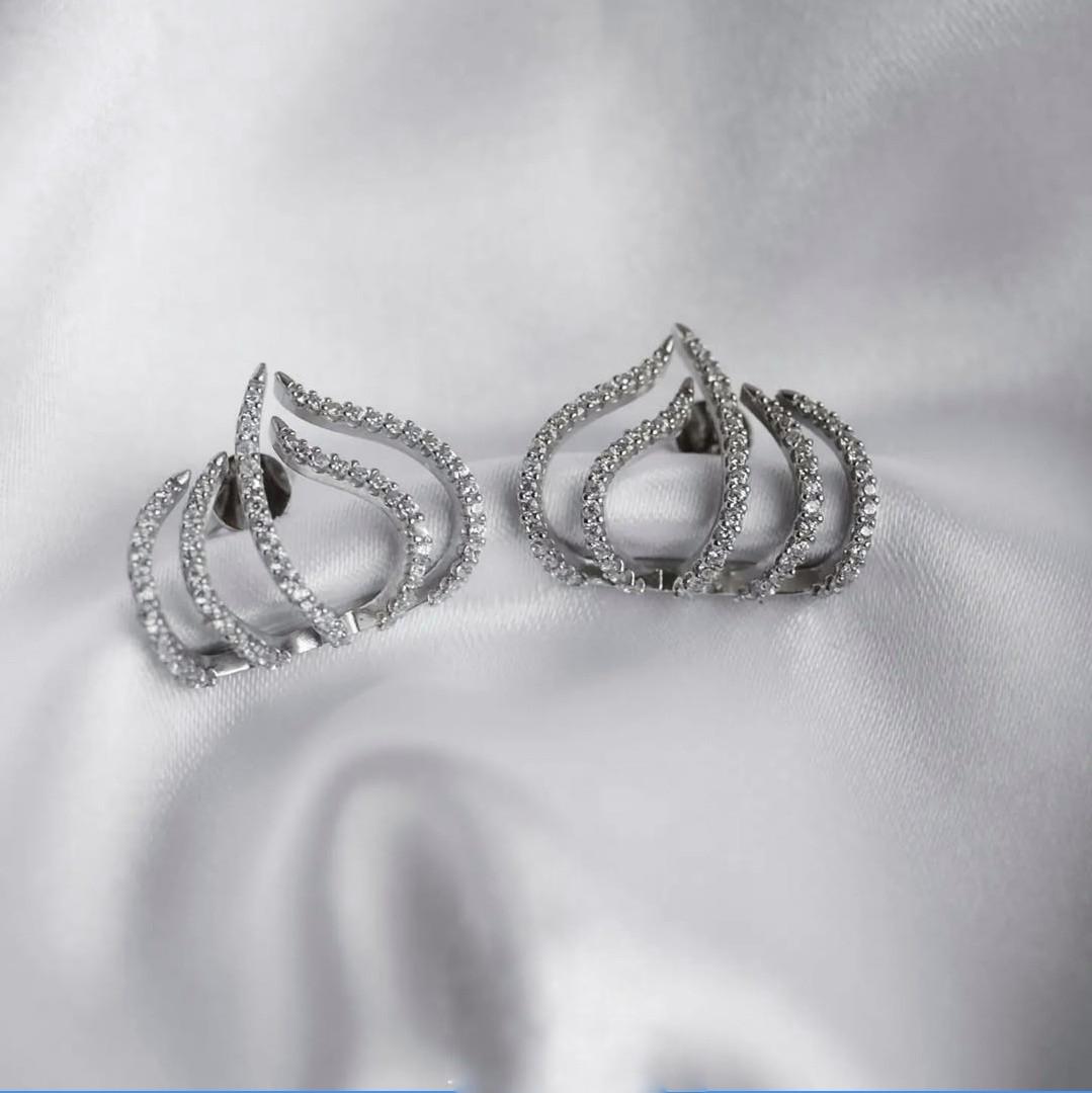 Серьги гвоздики на закрутках ажурные в белых камнях серебро 925 пробы родированное 3,55 г (2420р)