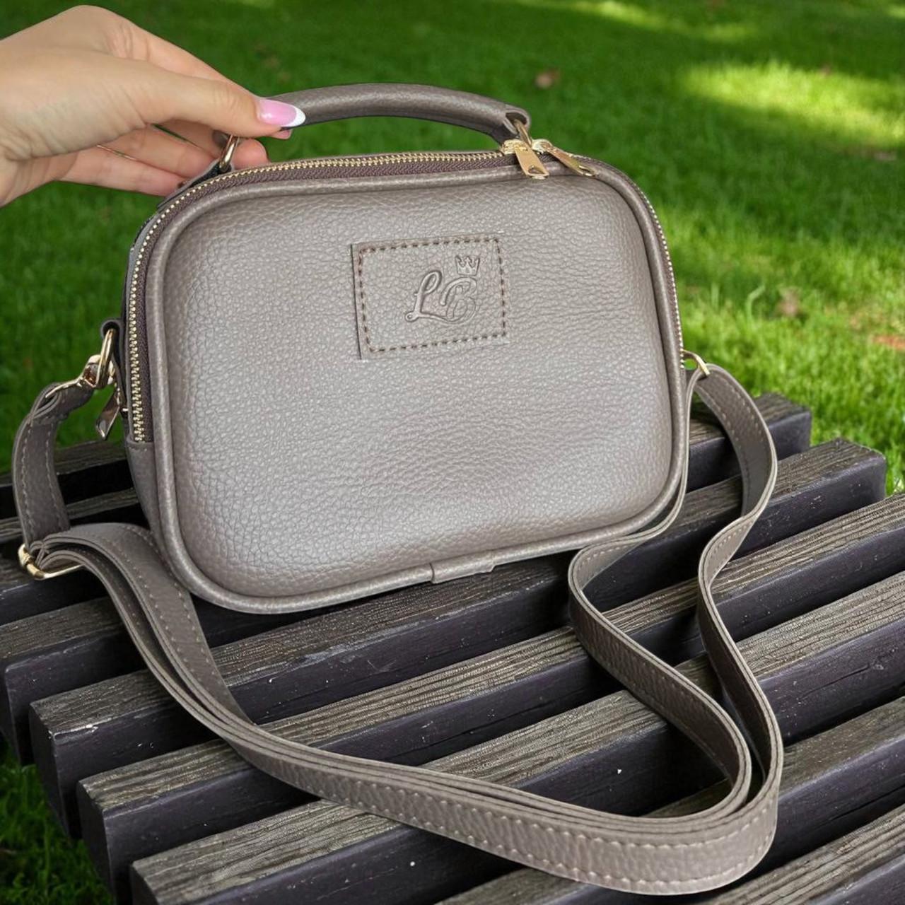 Сумка кросс боди женская через плечо из экокожи маленькая спортивная Капучино - фото 2 Сумка кросс боди женская через плечо из экокожи маленькая спортивная Капучино - фото 2