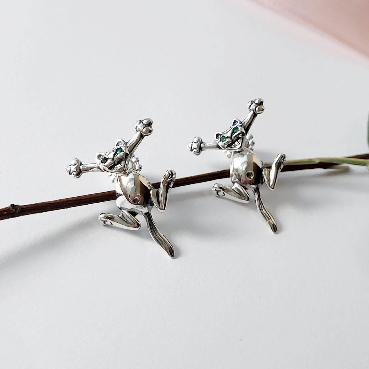 Серебряные серьги гвоздики на закрутках Веселая кошка с зелеными глазками 925 проба (56012б)
